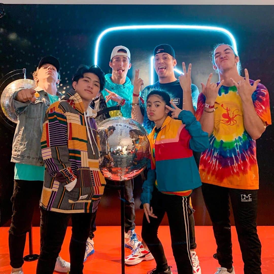 Ranz Kyleさんのインスタグラム写真 - (Ranz KyleInstagram)「Siblings went back in time! Performance last night here in the stateside was epic! 🇺🇸🙌🏻💯 #VidconUS #vidcon2019」7月14日 22時29分 - ranzkyle