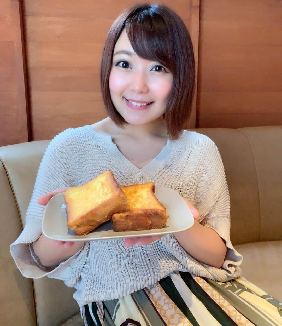 嶋梨夏さんのインスタグラム写真 - (嶋梨夏Instagram)「お友達オススメのお店で食べたフレンチトーストがめちゃくちゃ美味しかった日です🥺💓ブランチはフレンチトーストが付いてくるセットが7種類ぐらいあってどれも美味しそうでした🥰オシャレで素敵なカフェだったからまた行きたいなぁ😋💕💕💕 #MHOUSE #エムハウス #恵比寿 #Ebisu #cafe #フレンチトースト #frenchtoast #sweets #スイーツ女子 #アラサー女子 #photooftheday #JAPAN #japanesesweets #japanesegirl #avex #avexmanagement #instagood #followme #極度の甘党 #ricashima #嶋梨夏」7月14日 22時30分 - shimarica_jp