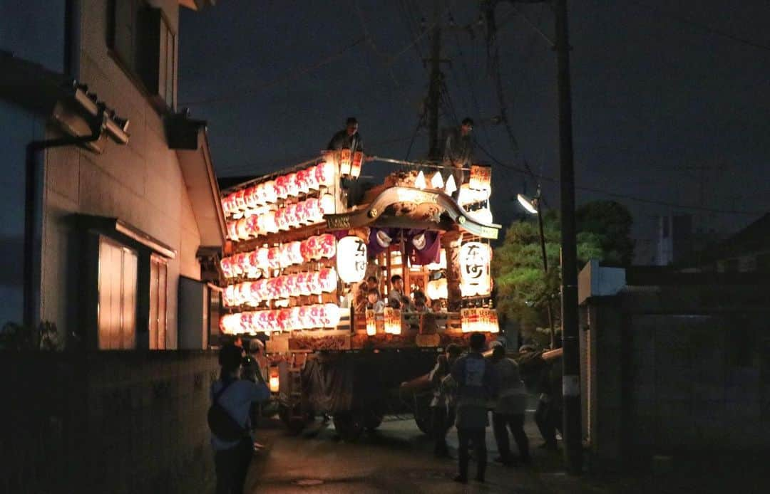 さいたまつりさんのインスタグラム写真 - (さいたまつりInstagram)「まだまだ終わらないっ！「幸手夏祭り」  花山が終わったとしても幸手の夏祭りは終わりませんっ！  熱気が冷めない夜道を猛スピードで曳き回したり、狭い路地を縦横無尽に駆け巡ったり、中にはライブが始まっちゃったり（笑）  幸手の祭魂を肌で感じましたっ！！ #さいたまつり #山車 #花山  #埼玉 #festival  #祭り #saitamatsuri #お祭り #写真好きな人と繋がりたい #ファインダー越しの私の世界 #お祭り写真 #お祭り写真部 #幸手 #satte #幸手夏祭り #夏祭り #japan」7月14日 22時30分 - saitamatsuri