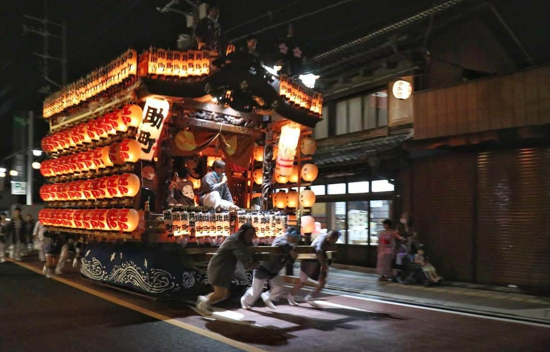 さいたまつりさんのインスタグラム写真 - (さいたまつりInstagram)「まだまだ終わらないっ！「幸手夏祭り」  花山が終わったとしても幸手の夏祭りは終わりませんっ！  熱気が冷めない夜道を猛スピードで曳き回したり、狭い路地を縦横無尽に駆け巡ったり、中にはライブが始まっちゃったり（笑）  幸手の祭魂を肌で感じましたっ！！ #さいたまつり #山車 #花山  #埼玉 #festival  #祭り #saitamatsuri #お祭り #写真好きな人と繋がりたい #ファインダー越しの私の世界 #お祭り写真 #お祭り写真部 #幸手 #satte #幸手夏祭り #夏祭り #japan」7月14日 22時30分 - saitamatsuri