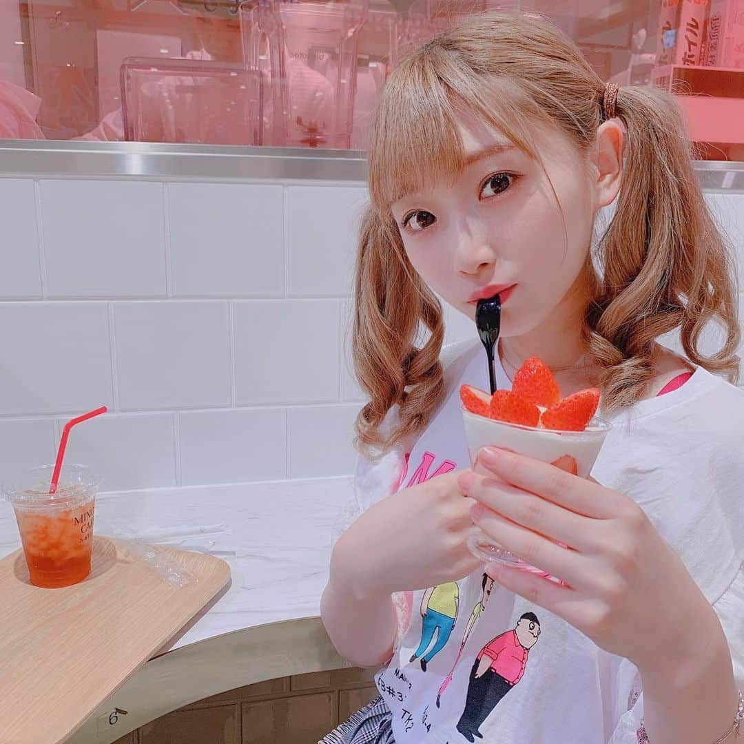 のインスタグラム：「🧁 最近前よりも甘いものが好きになって  大人になったなぁって感じてる👵🏻♥️ ・ ・ ・ ・  #スイーツ #スイーツ巡り #スイーツ女子 #スイーツ大好き #甘いもの #カフェ #カフェ巡り #カフェスタグラム #カフェ部 #カフェさんぽ #カフェ好き #広島カフェ #広島 #広島カフェ巡り #いちご #いちごスイーツ #いちご🍓 #インスタ映え #フォトジェニック #ツインテール #金髪 #金髪女子 #アイドル #ゆり丸カフェ巡り」