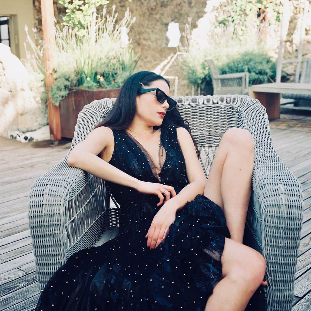 インバー・ラヴィのインスタグラム：「Jet lag של החיים ^^^^^^^^^^^^^^^^^^^^^^^^^^^ Dress by @drorkontento Caught by @sherban_lupu (Before the Tan)」