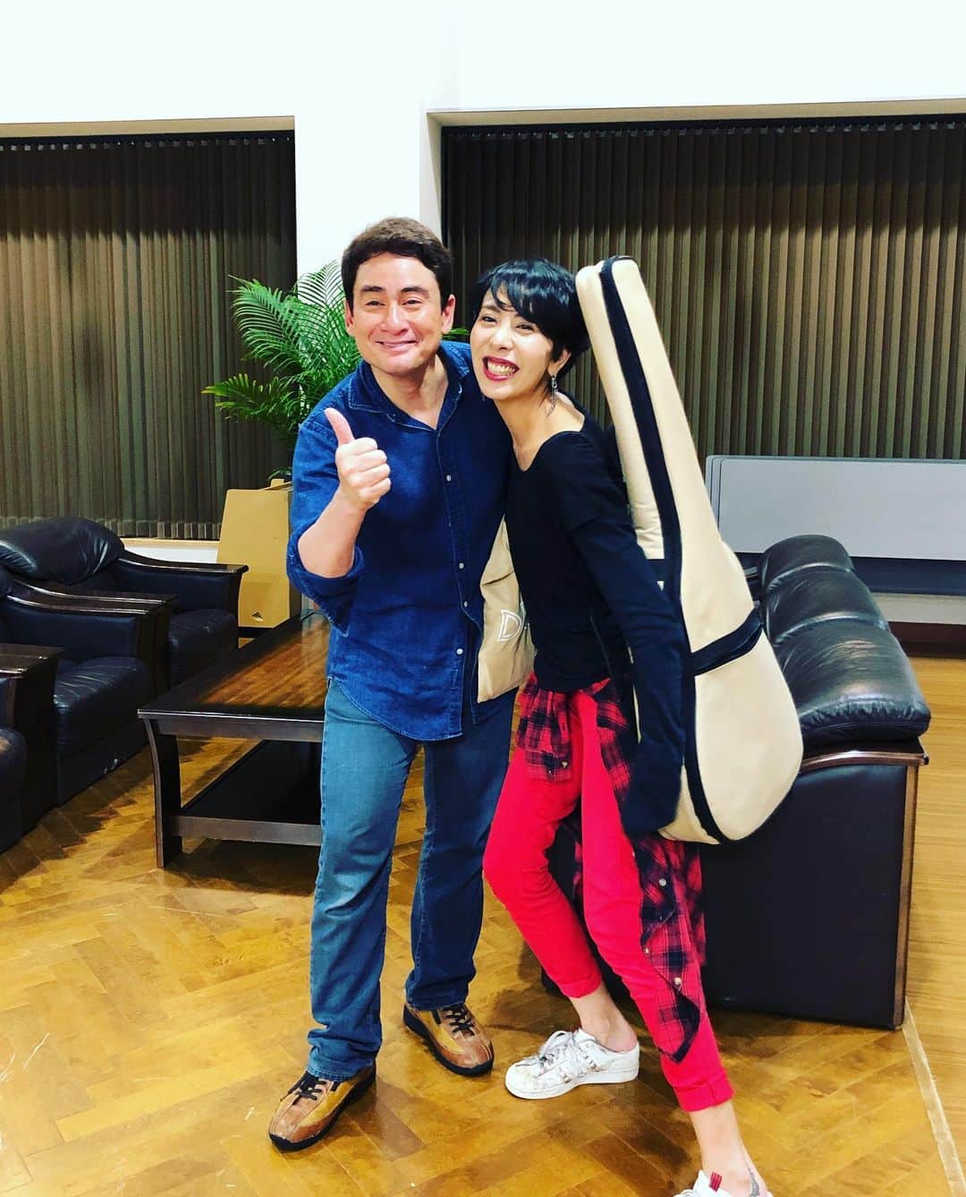 LOVEのインスタグラム：「野口健さんの言葉が好きだ。  していい無理としてはいけない無理があるんだよ。  思いや正義感では長く続かないこと、ワクワクやロマンがあるといいんだよ。  でも憤りや怒りも2割くらい大事、エネルギーになるからね。  人の悪意が残ってる場所に1人でいたら精神が穢れる感じがするけど、みんなで楽しく掃除したら全然平気なんだよ。  山の崖からでも歩道橋からでも落ちたら死んじゃうね、同じだよ。  今日は誰一人として、「やるべき」「やらねば」「やらなかったら怒るよ」はなし。「やりたい」しかなかった。北海道から沖縄まで、リスナーさんが手を挙げて集まった。  私は悲しい辛い、は冷静になるだけ。 嬉しい優しい楽しい、には涙が出てしまう。  素晴らしい一日だった！ 明日はエコトレッキングで富士山を歩いてきます。  富士山、ありがとう🗻」