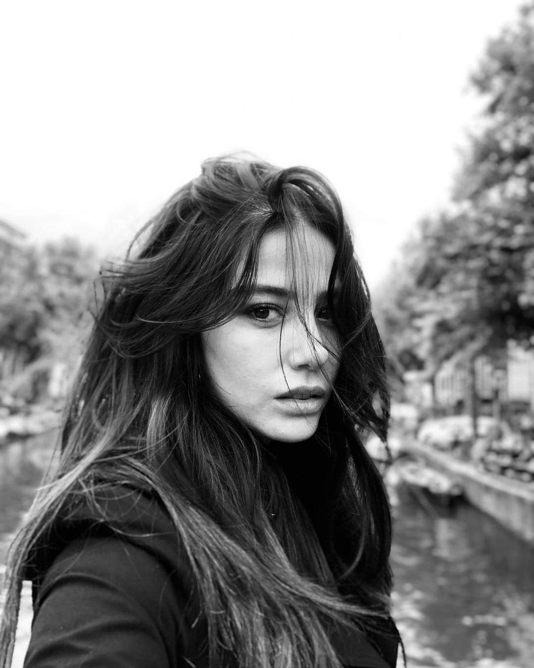 Ozge Gurelのインスタグラム：「🎇🃏🎇」