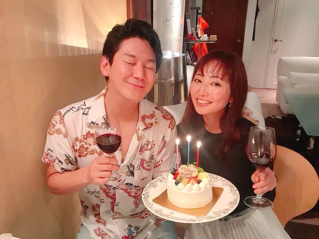 昆夏美のインスタグラム：「. 大好きな2人の誕生日🎂 7月12日 @ryunosuke_onoda  7月13日 @kinami_sayaka . みんなでお祝いできてよかった♡ 2人とも素敵な一年を♡」