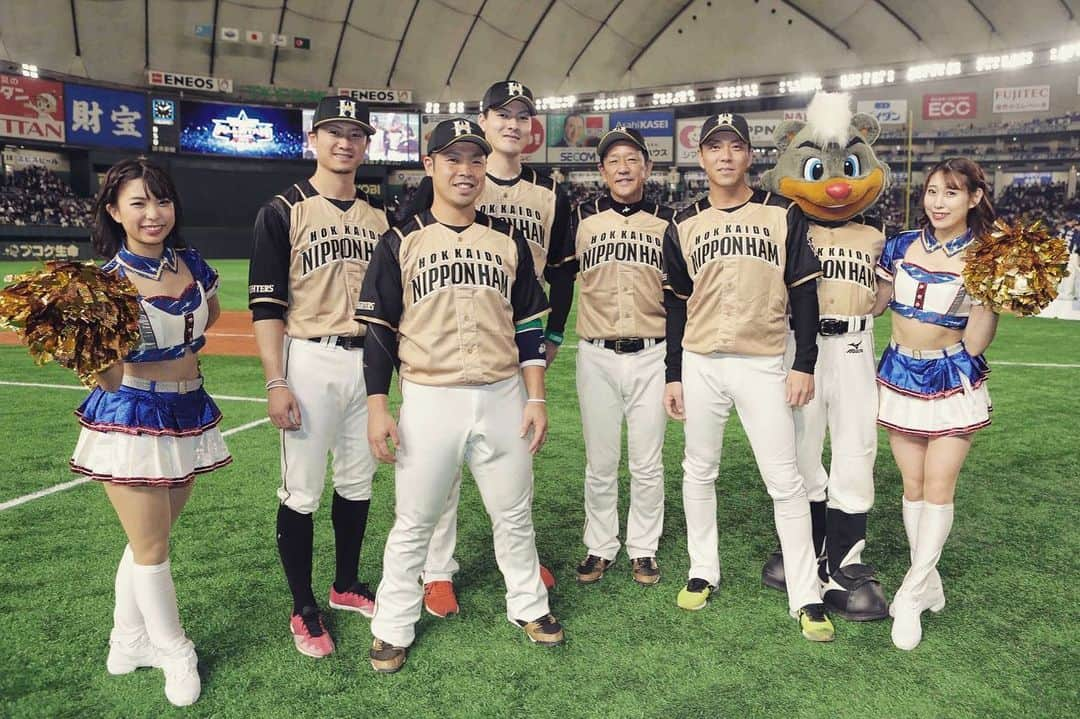 北海道日本ハムファイターズ フレップさんのインスタグラム写真 - (北海道日本ハムファイターズ フレップInstagram)「もう二度と立つことはないと思ってた、オールスターの舞台。 ホントは今シーズン一番頑張ってくれてるポリーをご褒美で行かせてあげたかったけど、既にスケジュールが入ってたんで僕が行かせてもらいました。 今回はプレッシャーは捨てて純粋に楽しみたかったけど、終わってみるとやっぱり、ちゃんと爪痕残せたのかなぁ…って気になっちゃうんだよね😅 ・ 12球団マスコット達みんなが、自分の才能をいろんな形で仕掛けてくるオールスター。 その中で僕は、一体何で勝負出来るんだろう？ 誰かのマネじゃない、僕だけのアピールポイントって何だろう…？ そんなことを毎回考えながら、僕はこれまでオールスターに臨んでました。 ・ 「代打B☆B」も、（たぶん）これで最終回。 オールスターじゃなくても、僕がこれから自分のフィールドで考えていくべきことは、ずっと変わらないんだろうな…って思っています。 ・ by B☆B 🐻 ⚾️ 🐻 ⭐︎ 🐻 #lovefighters #驀進 #飛び出せ新時代 #栗山英樹 #宮西尚生 #有原航平 #西川遥輝 #近藤健介 #銀次 #三田部晏奈 #小山ゆうき #代打B☆B #BB212 #クラッチ #レオ #マーくん #バファローブル #ハリーホーク #ジャビット #つば九郎 #スターマン #ドアラ #トラッキー #ラッキー #キー太 #スラィリー #たまべヱ #マスコット達のヒマつぶし風景 #動画はマーくんのtwitterも見てね ！」7月14日 22時32分 - frep_the_fox