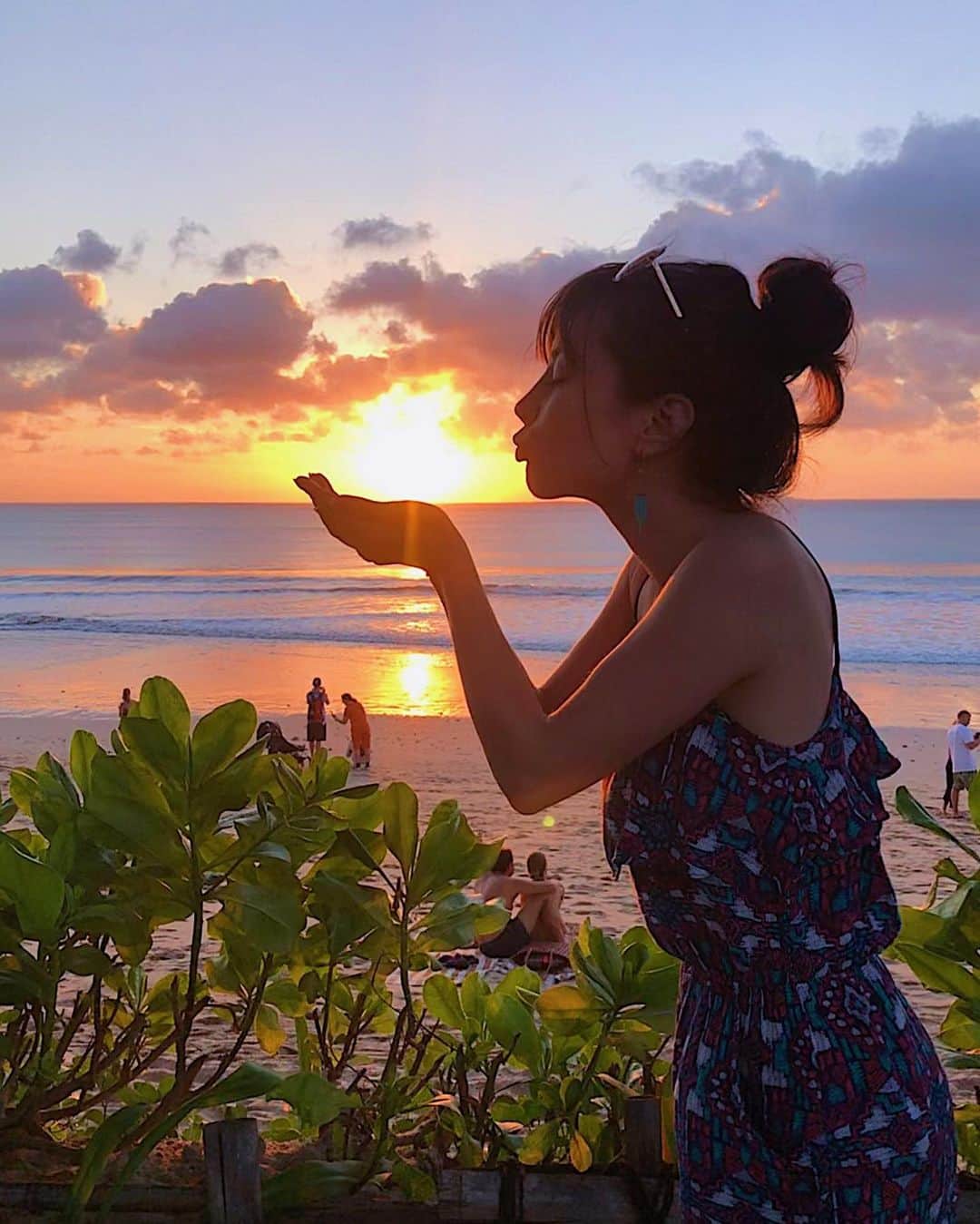 ノウィキ茉莉のインスタグラム：「Thank you for knocking me down ‘Cause these scars have just made me stronger And your words, they don’t matter now So thank you, thank you for knocking me down 😘 . . . #bali #sunset #バリ島 #夕日 #thankyou #lena  ピアスは母が作りました良かったらお問い合わせを @kazukonowicki」