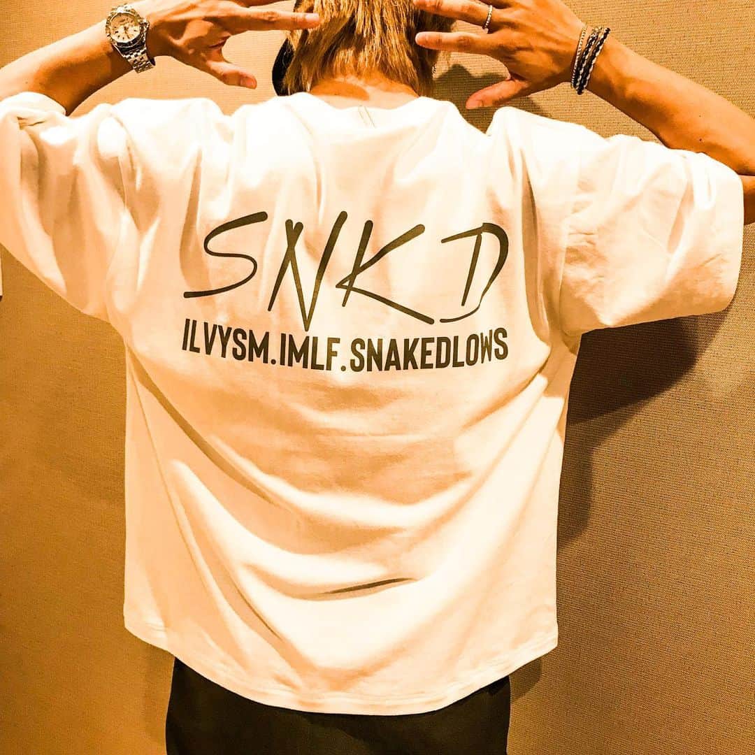 れいたのインスタグラム：「T-SHIRT 19 / WH 去年のTシャツにくらべてワイド感はアップで着丈は短くなってる感じです🤘🏻 今回はシンプルめで😄 #snakedlows #reita」