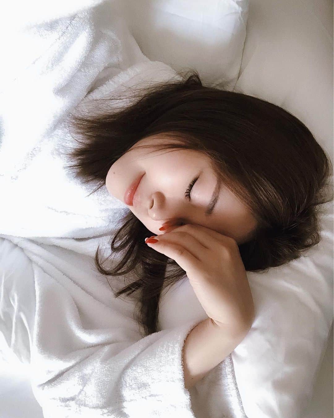 藤川沙弥のインスタグラム：「𓂃𓇢﻿ ﻿ ﻿ ２回目のマッサージピール✨﻿﻿ ﻿﻿ 終わった直後から﻿﻿ 素肌でもツルツルに🥚﻿ ﻿﻿ 1週間後には更に艶がでるので﻿ 本当おすすめ‼︎😚﻿ ﻿﻿ ﻿﻿ ﻿マツエクのお直しも♥︎﻿ これ睫毛何も塗ってない状態で﻿ ﻿シングルで付け放題にしてるよ😘﻿ ﻿﻿ ﻿ ﻿ ﻿ #美容 #ツヤ肌 #셀카#셀피#셀스타그램﻿﻿ #恵聖会クリニック #マッサージピール #ツヤ肌」
