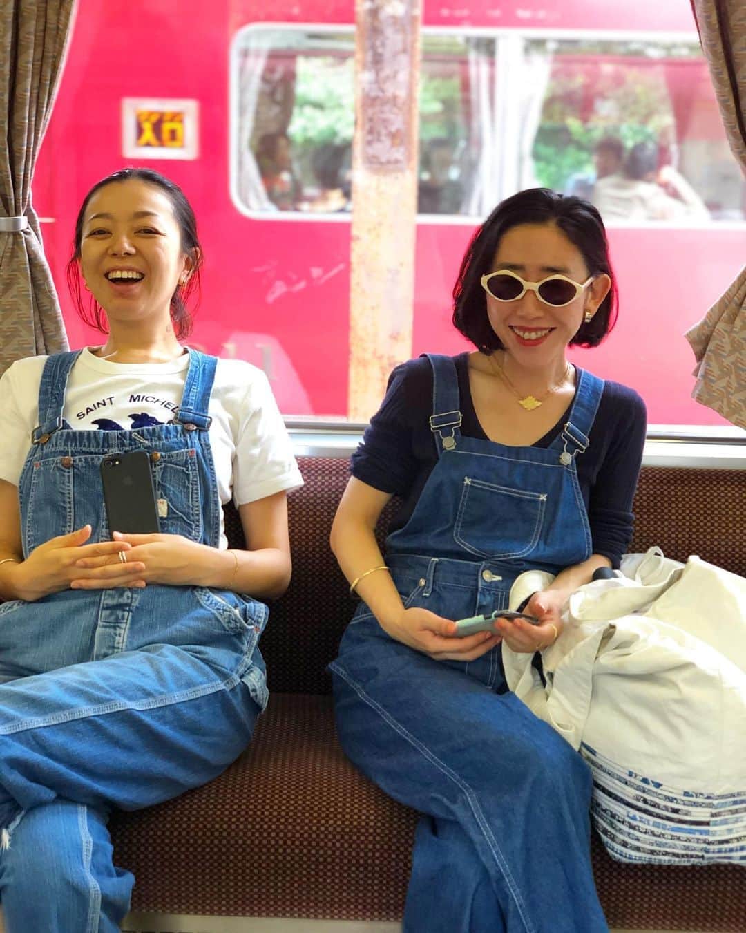 のインスタグラム：「オーバーオールが可愛い2人💙  お洋服のお問い合わせが多いので 、ブランドタグしました。 その他💁‍♀️ 左、 @kotomioshiro のは vintage👩🏼‍🌾 @kimmytezuka のサングラスもvintage 🕶  私のは @oliverpeoples × @therow 🕶  T shirtは COLA じゃなくて HOLA👋 だよ 。 @yukaringokuya からの gift ❤️」