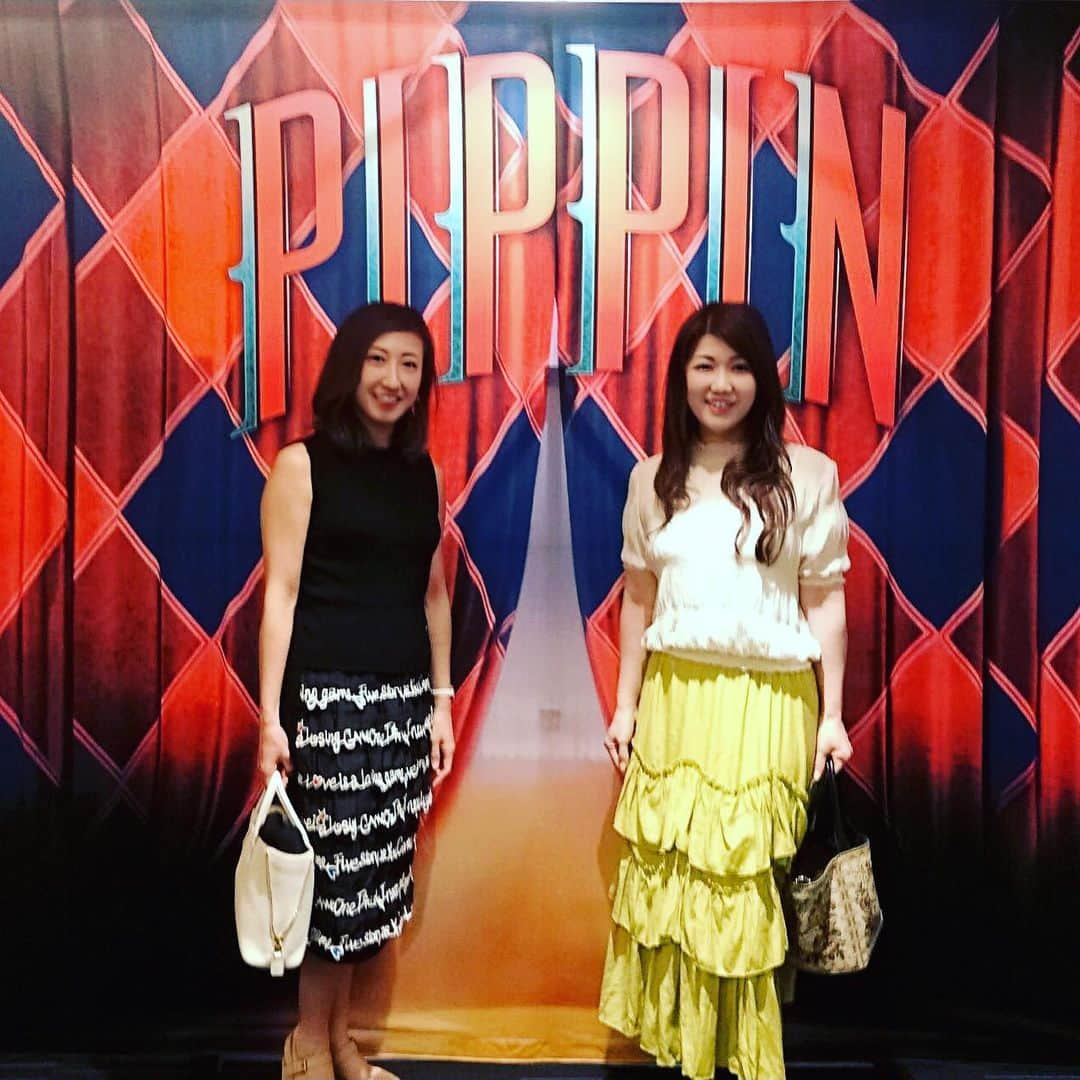 小川薫さんのインスタグラム写真 - (小川薫Instagram)「ブロードウェイミュージカル「PIPPIN」 〜ようこそ、劇場へ。お見せしましょう「あなたの人生」を〜 このサブタイトルが見終わったあとに なるほどと頷きました✨ ストーリーはさておき、サーカスやシルクドソレイユのようなアクロバットのクオリティの高さ、俳優陣が人生という旅をうまく体現されています。 「特別な何か」より身近な日常の当たり前のありがたさ、そして「自分探し」をここのところ痛感していたので今日はいいスイッチが入りました‼︎ 中尾ミエさんの外国人エンターテイナーとの空中ブランコでの本格的なアクロバット、宮澤エマさんの表現力の高さが印象的でした。緊張感とハードな動きで主演の城田優さんは7キロも痩せられたそう。 会場からの割れんばかりの拍手👏 目標を高く持つことも 限界を決めてしまうのも自分次第。 中尾ミエさん73歳、脱帽です💕  #salondeclover  #サロンドクローバー #小川薫 #おもてなし #おもてなし料理教室 #料理教室 #料理研究家 #テーブルコーディネート #テーブルコーディネーター  #大阪料理教室 #cookingclass  #tablesetting  #堀江 #堀江公園 #tablecoordinate #パーティーフード #おもてなし料理 #夏の中華 #中華 #中華レッスン #夏のおもてなし #夏のアレンジ #ミュージカル #ピピン #pippin  #中尾ミエ」7月14日 22時56分 - salondeclover