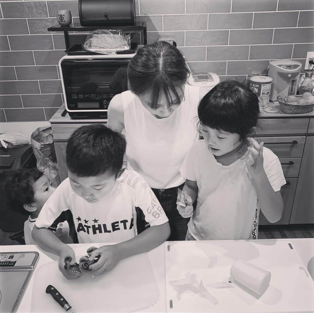 澤辺美香さんのインスタグラム写真 - (澤辺美香Instagram)「みんなで夕飯の、支度したり😆  みんなお手伝い沢山してくれて、もう本当に素敵なfamilyです❤️ まなさん一家は本当に素敵な家族です！ いつもみんなありがとう💕  #高知#家族#弾丸旅行 #family#夕飯#お料理」7月14日 22時56分 - mikasawabe
