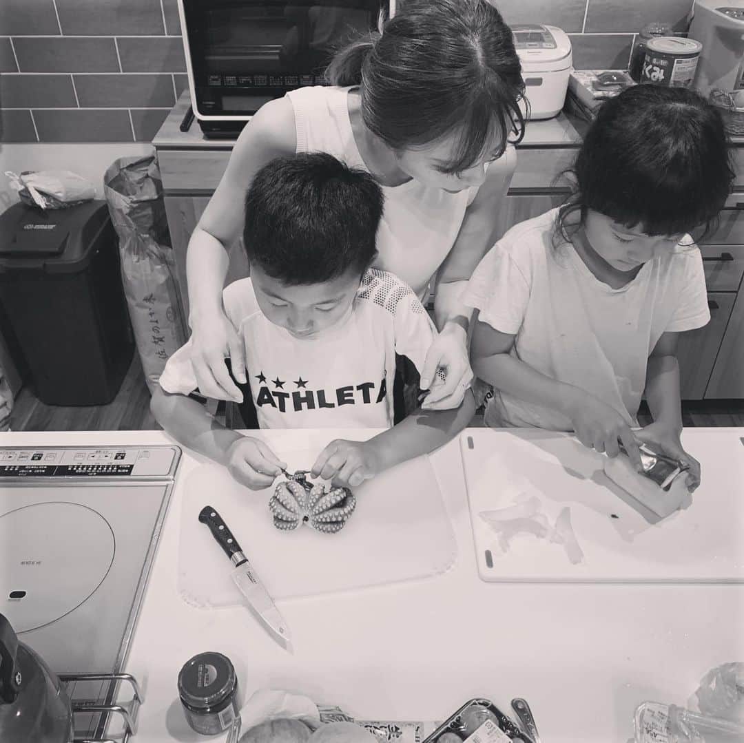 澤辺美香さんのインスタグラム写真 - (澤辺美香Instagram)「みんなで夕飯の、支度したり😆  みんなお手伝い沢山してくれて、もう本当に素敵なfamilyです❤️ まなさん一家は本当に素敵な家族です！ いつもみんなありがとう💕  #高知#家族#弾丸旅行 #family#夕飯#お料理」7月14日 22時56分 - mikasawabe