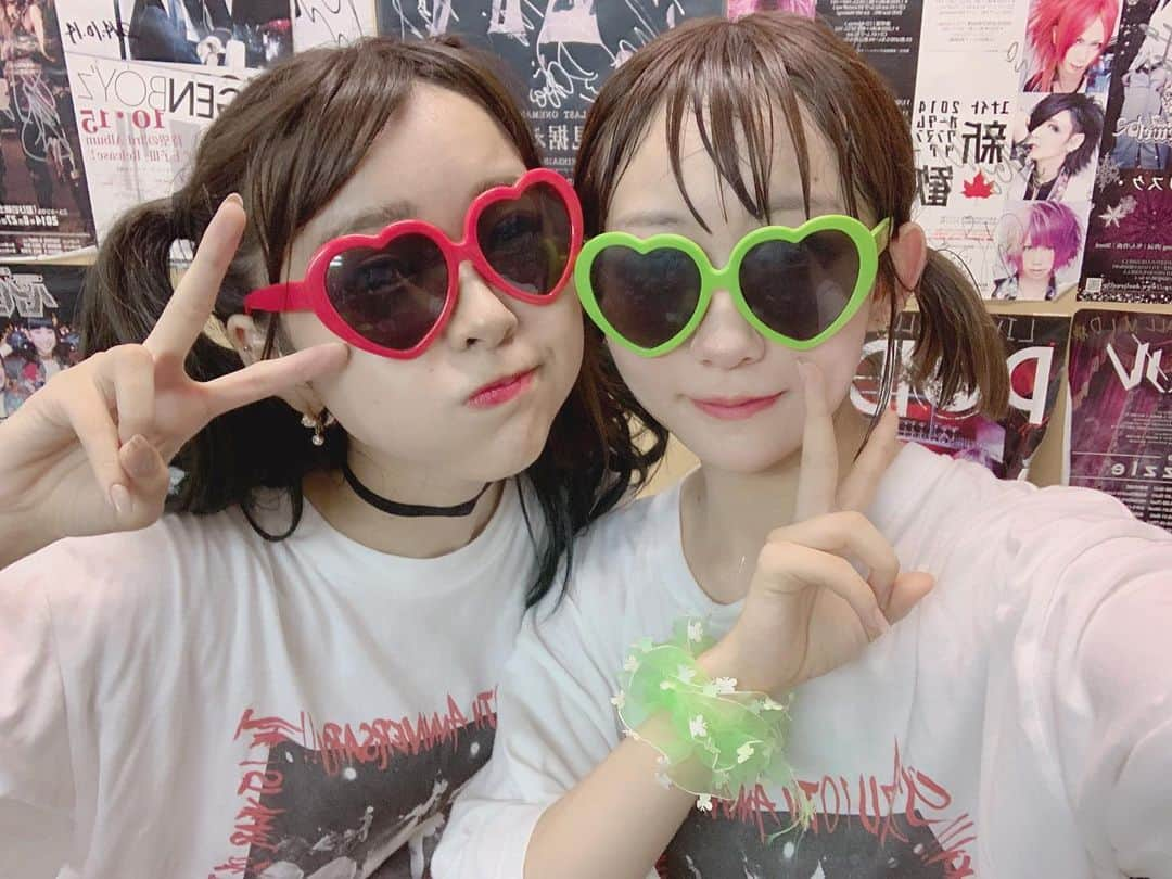 夏川愛実さんのインスタグラム写真 - (夏川愛実Instagram)「ㅤㅤㅤㅤㅤㅤㅤㅤㅤㅤㅤㅤㅤ ㅤㅤㅤㅤㅤㅤㅤㅤㅤㅤㅤㅤㅤ ㅤㅤㅤㅤ ㅤㅤㅤㅤㅤㅤㅤㅤㅤㅤㅤㅤㅤㅤㅤㅤㅤㅤㅤㅤㅤㅤ この髪型一生しない()👧 ㅤㅤㅤㅤㅤㅤㅤㅤㅤㅤㅤㅤㅤㅤㅤㅤㅤㅤㅤㅤㅤㅤ  #ハートサングラス#アイドル#ライブ #汗#ツインテール#キャンディヘア #サングラス#夏#tシャツ#おーえすゆー」7月14日 23時05分 - ami_natsukawa