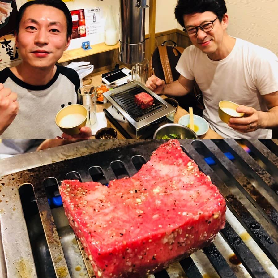 西川忠志さんのインスタグラム写真 - (西川忠志Instagram)「焼肉  本日も新橋演舞場は二回公演！ そして、ちょうど昼の部で全体の半分の公演を終えました。 『中日』（なかび）と申します。 これまでお越し頂きました総てのお客様 ご観劇頂きましてありがとうございました。 心より感謝申し上げます。  そして夜の部からは折り返しということですが 今後も皆様方のご来場を心よりお待ち申し上げております。  芝居が終わって、今夜はジソンシンの酒井孝太くんと２人で 焼肉を食べに行きました！ こちらのお店は、共演中の桂文三さんに教えて頂きました！  色々食べましたが、写真の様に分厚いタンもございまして こちらをお店の方が目の前で上手に焼いてくださり その後、網の上で６等分に鋏で切り分けて頂き食べました！ 存在感バツグンで、めちゃくちゃ美味しかったです！ お伴はマッコリで！  #焼肉 #焼肉ここからr築地 #築地焼肉 #タン #おいしい#うまい #美味しい #ジソンシン #ジソンシン酒井 #吉本新喜劇 #漫才師  #西川忠志 #よしもと新喜劇  #東京焼肉 #東京グルメ #グルメ  #新橋演舞場 #笑う門には福来たる #中日 #ありがとう #感謝  #ありがとうございます #折り返し #２人 #桂文三 #酒井孝太  #バツグン #存在感 #マッコリ #東京」7月14日 23時05分 - nishikawa_tada