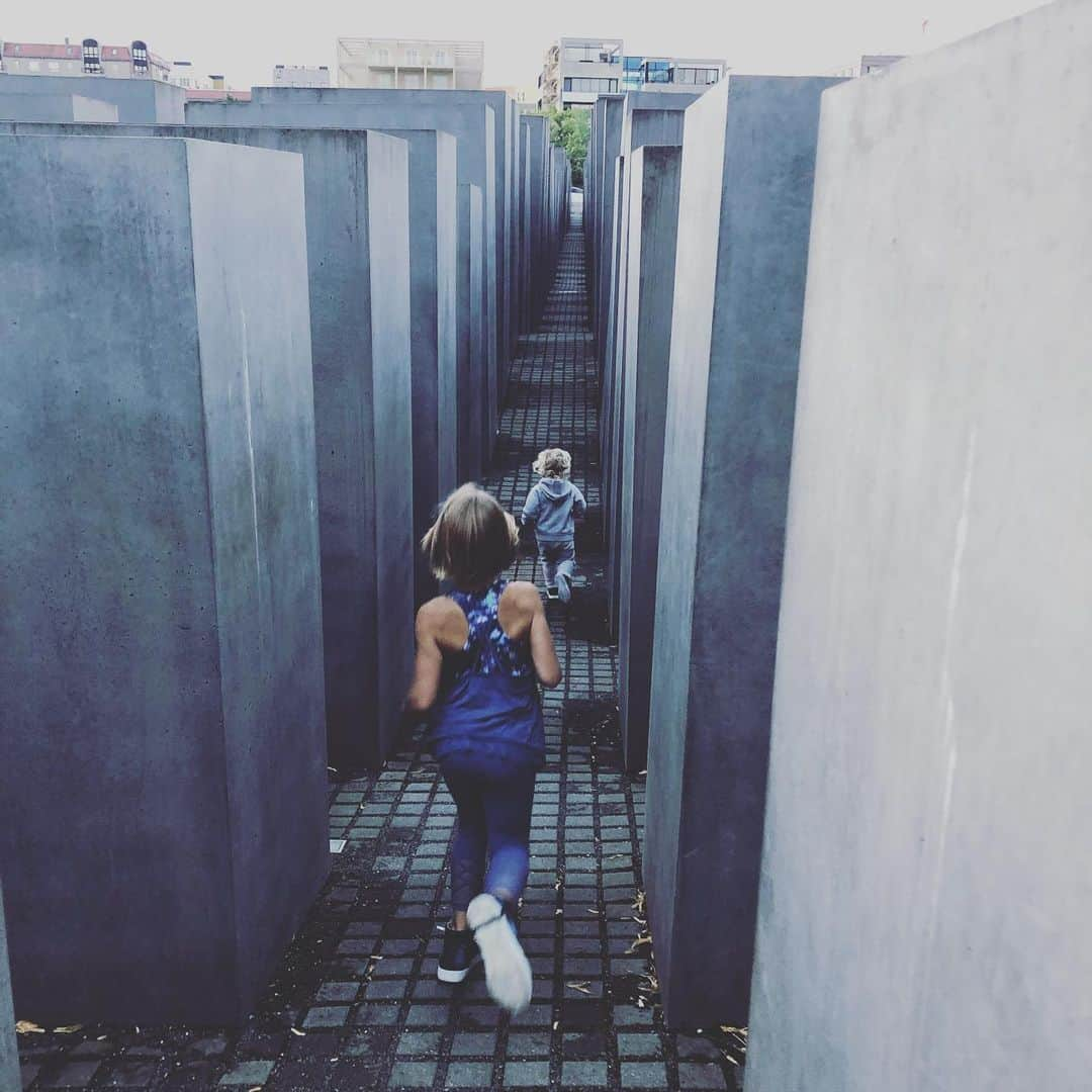 P!nk（ピンク）さんのインスタグラム写真 - (P!nk（ピンク）Instagram)「Berlin, I love you. #holocaustmemorial #panamarestaurant #cocktailclasses #history #herstory #worldtour and for all of the comments; these two children are in actuality Jewish, as am I and the entirety of my mothers family. The very person who constructed this believed in children being children, and to me this is a celebration of life after death. Please keep your hatred and judgment to yourselves.」7月14日 22時57分 - pink