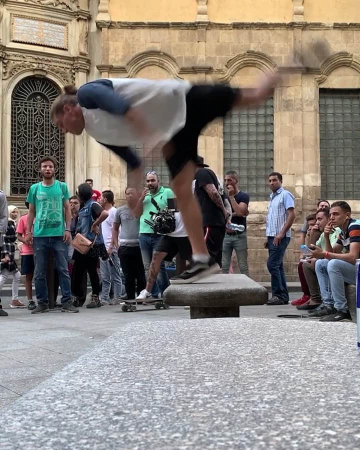 レッドブルのインスタグラム：「nothing to see here 👀 @domtomato #flip #parkour #stunt #redbull #givesyouwings」
