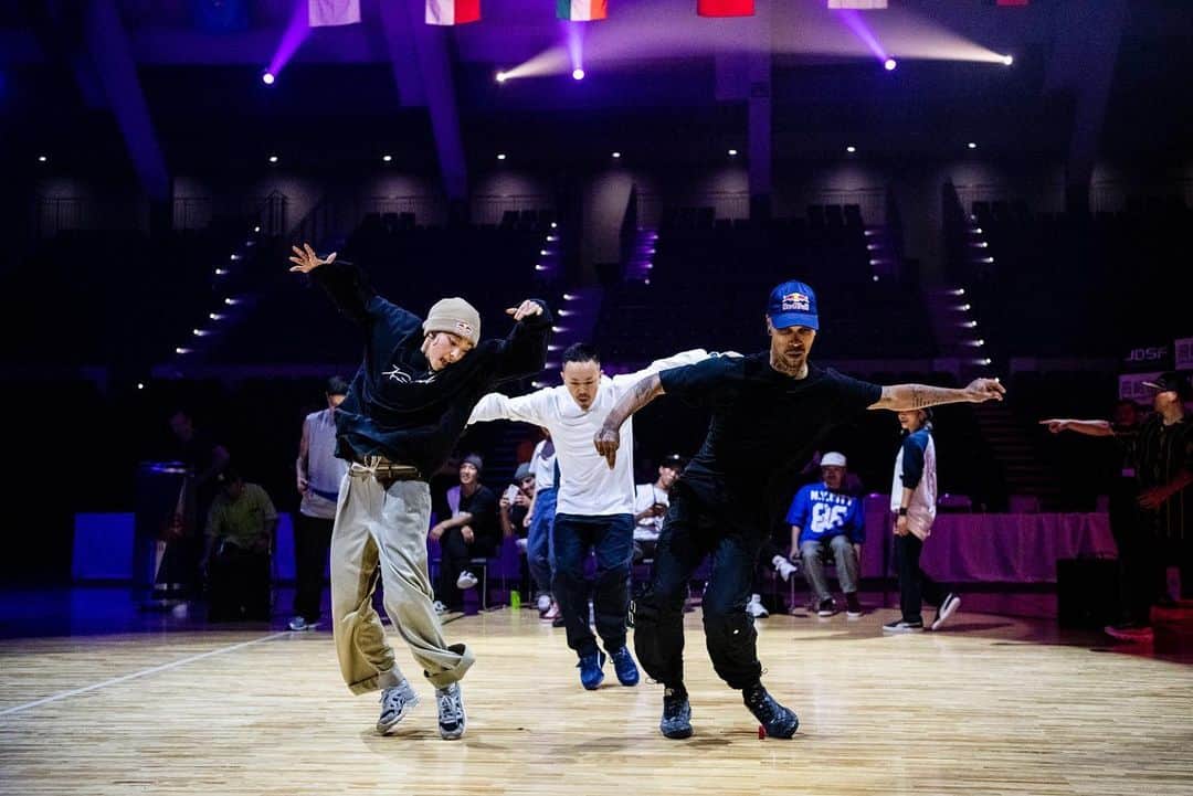のインスタグラム：「HIP HOP TAISUKE??? with @diablopremier and @kyoka_rushball 😱🔥 📸 @littleshao  #redbulldancetour #redbull @redbulldance @redbulljapan #bboytaisuke」