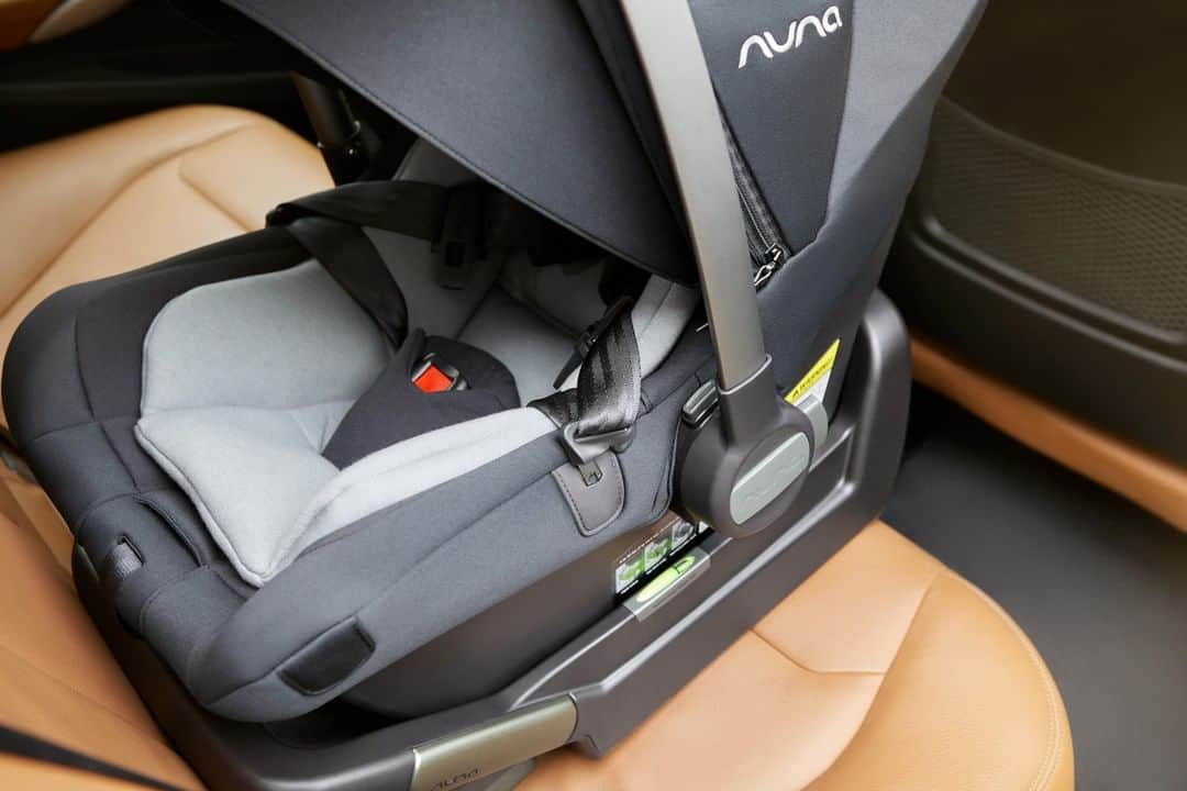 nunaさんのインスタグラム写真 - (nunaInstagram)「It's all in the details. Thoughtful design is important to us, that's why our infant car seats have integrated harness holders. While you're placing your little one in, you can store the buckle tongues and keep the harness out of the way. *PIPA™ lite lx shown in Caviar https://www.nunababy.com/usa/car-seats  #Nuna #Nuna_US #NunaPIPAlitelx #Nunacarseat #carseatsafety #babycarseat #carseat #babygear」7月14日 23時00分 - nuna_usa
