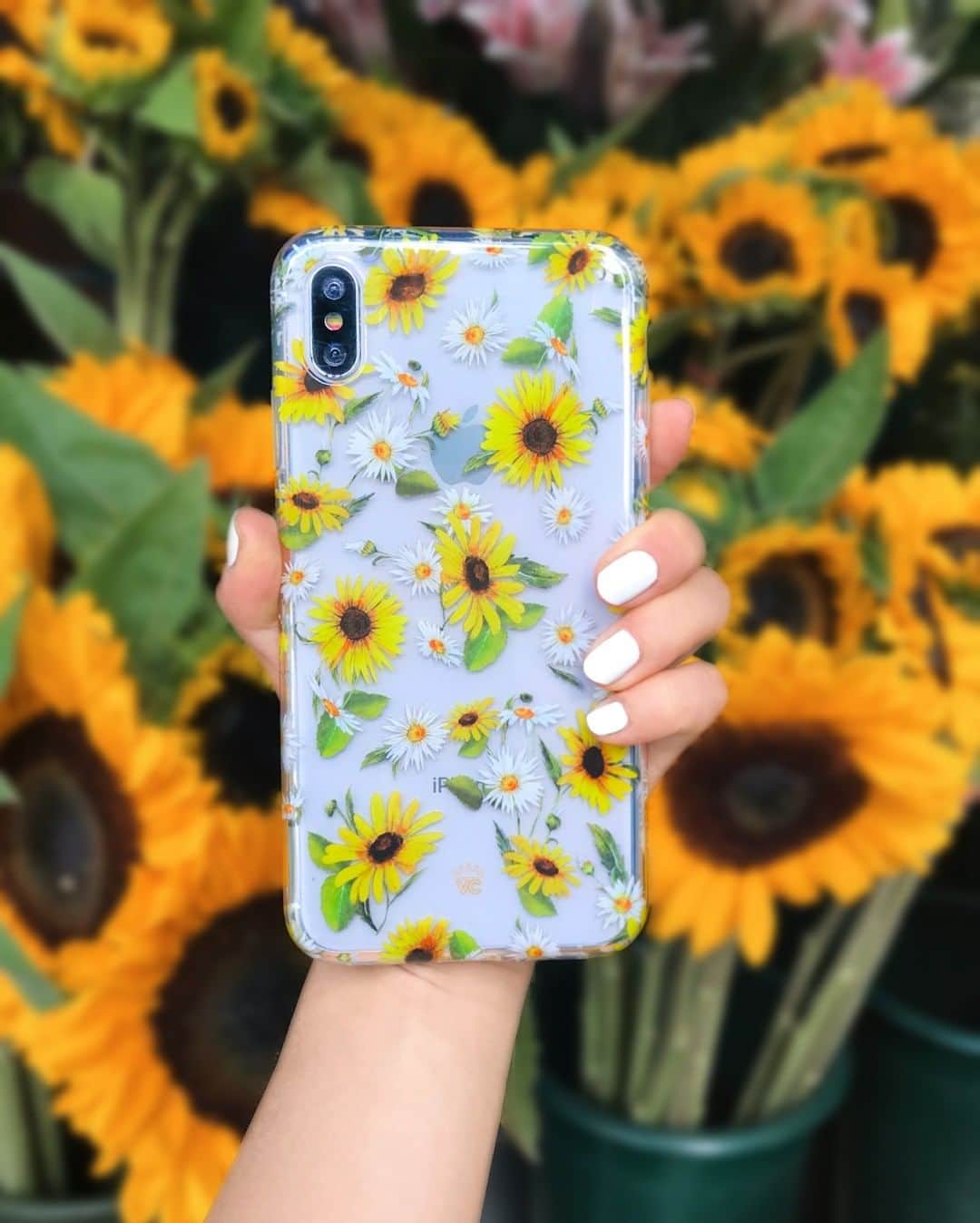 VELVETCAVIARさんのインスタグラム写真 - (VELVETCAVIARInstagram)「Brightening up your SUNDAY morning with our newest drop 🌻 Sunflower Daisy Case. Shown on a silver iPhone XS Max. Get yours @velvetcaviar. #sunflowers #velvetcaviar」7月14日 23時00分 - velvetcaviar