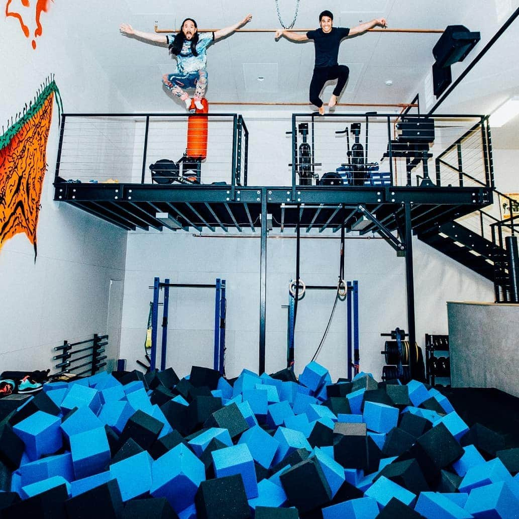 スティーヴ・アオキさんのインスタグラム写真 - (スティーヴ・アオキInstagram)「#aokijump #999. The Aoki x @darrencriss #crashintome Jump. @aokisplayhouse Las Vegas NV April 2019」7月14日 23時03分 - steveaoki