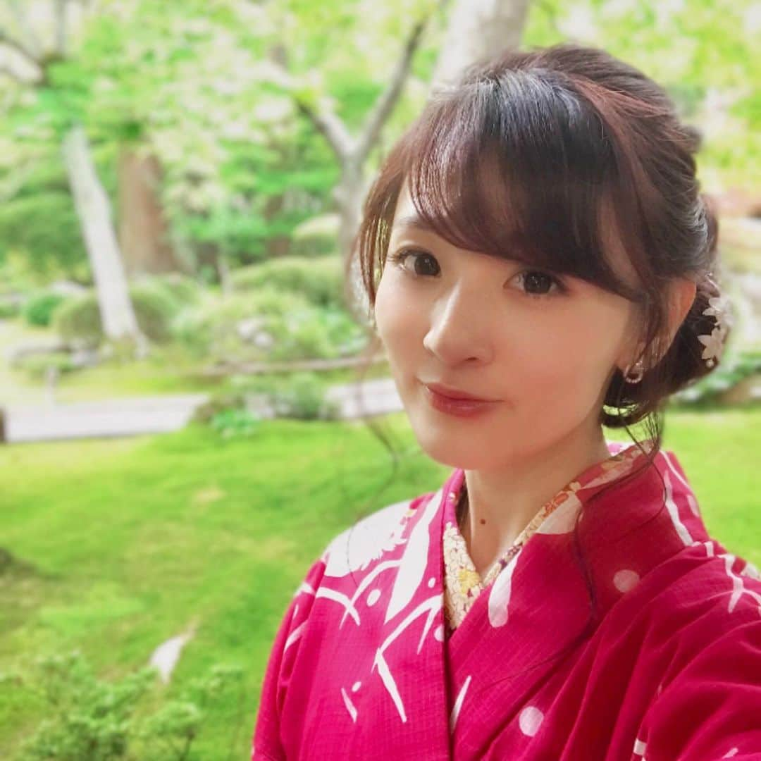 福田朱子さんのインスタグラム写真 - (福田朱子Instagram)「仙台でのお仕事のとある日👘 . 和装で、素敵な場所にいったもんだから、スタッフさんも他のところの三倍くらい写真撮ってた！！w . . 普段自分のでは選ばなそうな赤をチョイス💡 . . しかし柄にはうさぎがいます🐰❤️ . . #和装 #kimono #yukata #浴衣 #和風 #japan #japanesegirl #japanese #庭園 #円通院 #自然 #garden #着物 #うさぎ #rabbit #和柄 #instagood #instagram #instalike #instapic #instafashion #仙台 #sendai #チカラ #日本の風景 #日本の文化 #日本旅行 #日本人」7月14日 23時07分 - syuko29