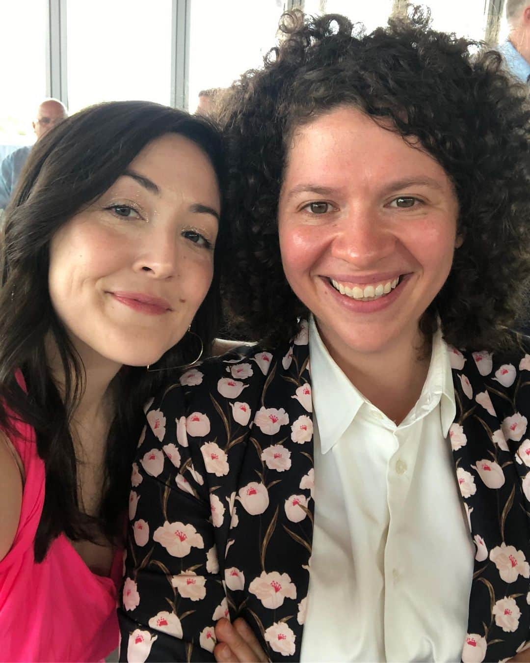 Grace Bonneyのインスタグラム：「At weddings, we wear pink (flowers) 💕」