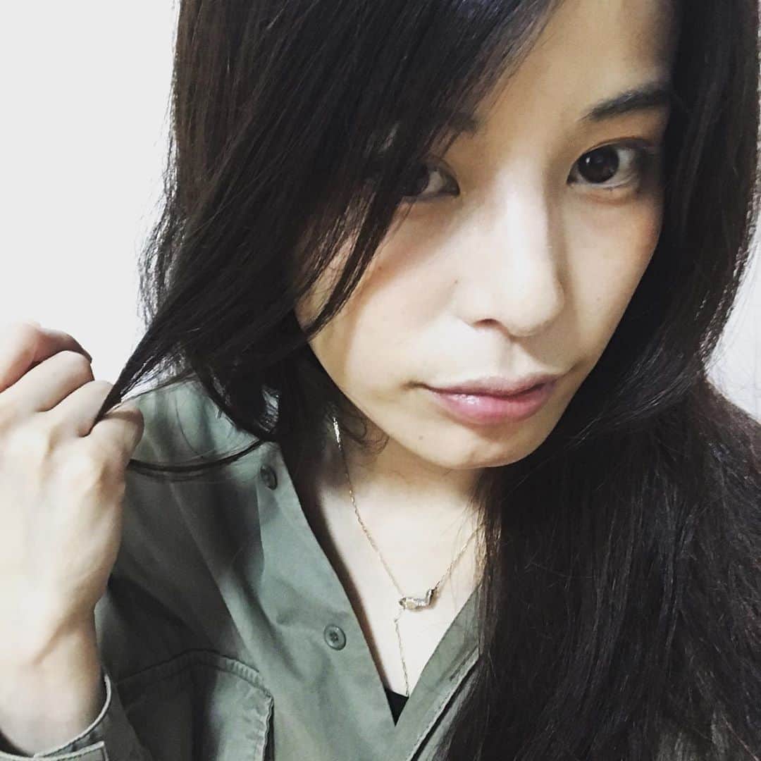 ほな・いこかのインスタグラム：「蛇のネックレスが大好物。 巳年なもので。 この連休いかがお過ごしですかね。」