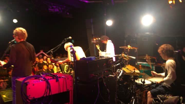 長島涼平のインスタグラム：「dustboxのABCDISCOで泣いた。マジで嬉しかったっす。  ツアー呼んでもらって本当に光栄でした。  よく見たら途中から石毛がダイブしてくる珍事件発生。  #dustbox #thetelephones #ABCDISCO」