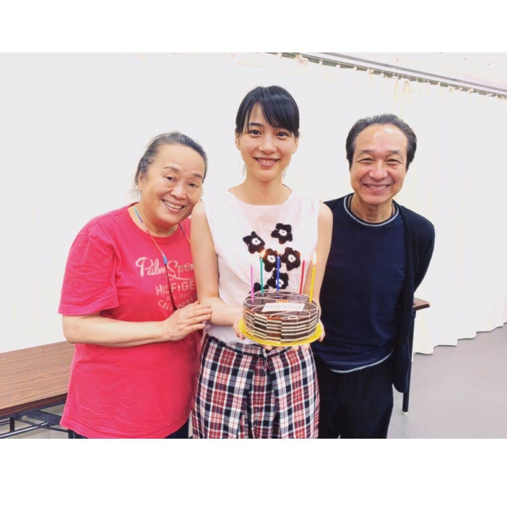 のん（能年玲奈）さんのインスタグラム写真 - (のん（能年玲奈）Instagram)「じゃーん。本当にたくさんの現場で、たくさんの方にお祝いしていただきました。 今日も、８月からの舞台「私の恋人」のお稽古始まりです。 素敵なケーキやお祝いの言葉たち。コメントくださっているやまないピーポーな皆もありがとう。 いただいたぶん応えられるように、頑張ります！ そして、楽しむぞ〜〜。」7月14日 23時19分 - non_kamo_ne