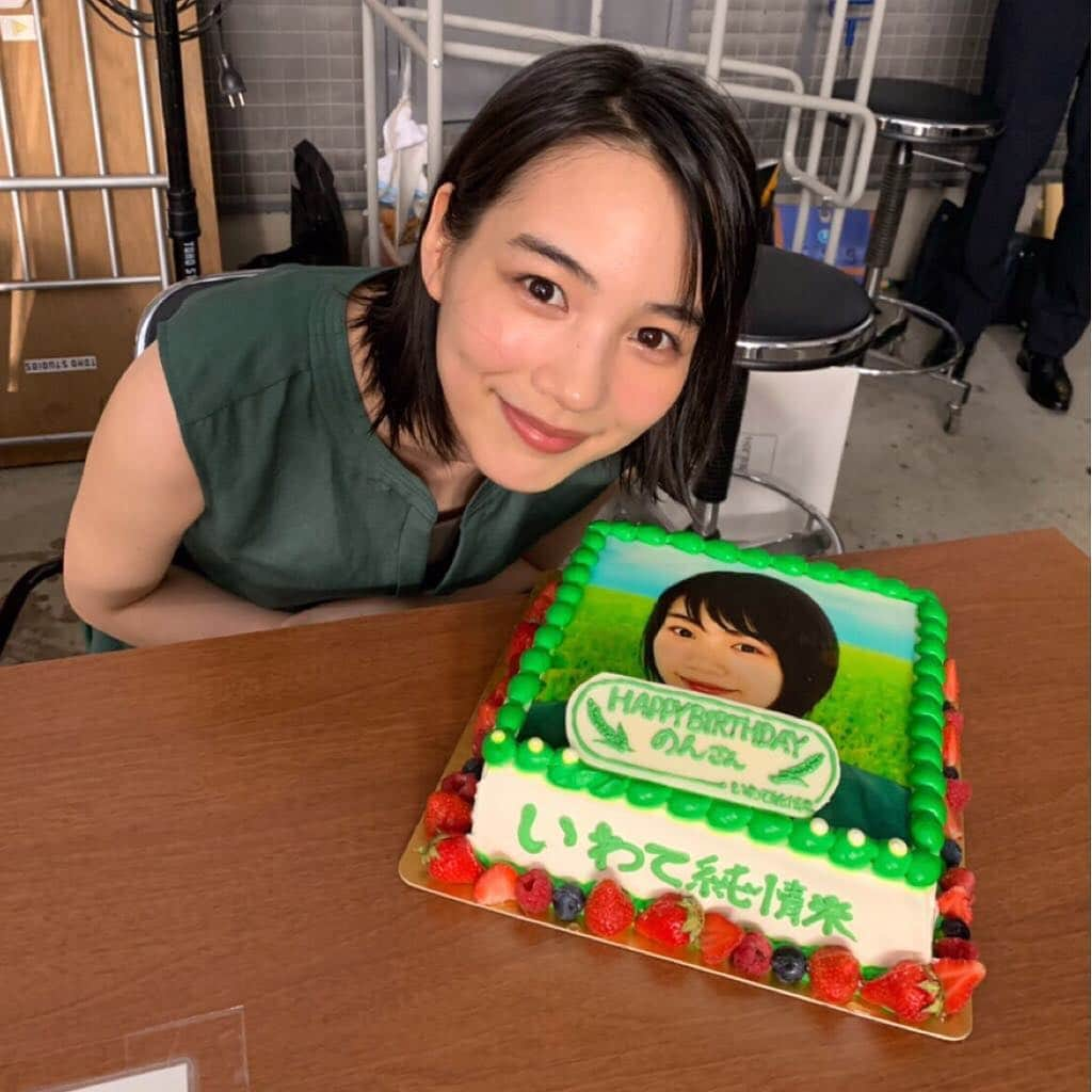 のん（能年玲奈）さんのインスタグラム写真 - (のん（能年玲奈）Instagram)「じゃーん。本当にたくさんの現場で、たくさんの方にお祝いしていただきました。 今日も、８月からの舞台「私の恋人」のお稽古始まりです。 素敵なケーキやお祝いの言葉たち。コメントくださっているやまないピーポーな皆もありがとう。 いただいたぶん応えられるように、頑張ります！ そして、楽しむぞ〜〜。」7月14日 23時19分 - non_kamo_ne