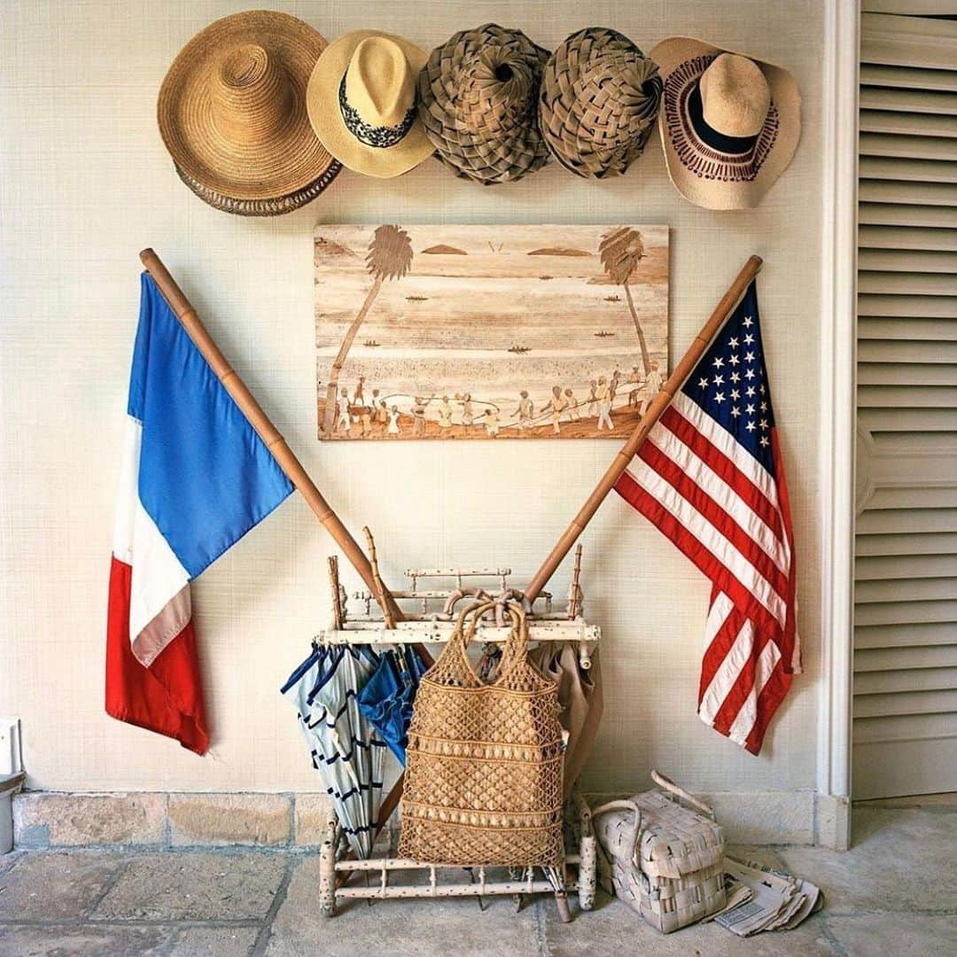 ELLE DECORさんのインスタグラム写真 - (ELLE DECORInstagram)「A little Bastille Day decor inspiration, courtesy of @toryburch. ❤️💙 #regram」7月14日 23時31分 - elledecor