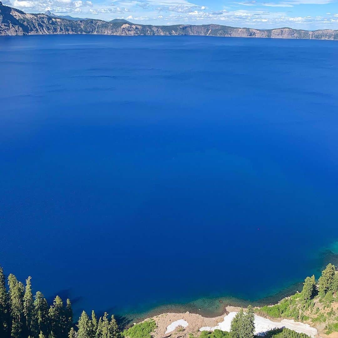 ノーマさんのインスタグラム写真 - (ノーマInstagram)「マザマ山噴火後、7700年という長い年月をかけて雨や雪が降り注ぎ誕生した紺碧の湖、クレーターレイク。見た事ない深い美しいブルーに感動した😭 噴火の時に降り注いだ火山灰とクレーターレイクが齎す独特な環境が、AFAブルーグリーンアルジーが生きるクラマス湖の生態系へと導いています。 マザマ山の噴火を目撃した先住民クラマス族の中では、マザマ山の崩壊が地の世界のラオと天の世界のスケルが戦いによるものとして神話に残っているのだそう🌎 #craterlake #klamath #afaブルーグリーンアルジー  #cyanobacteria #naturalcosmo  #oregon #medfordoregon  #blue #nomatrip #ナチュラルコスモ #アファニゾメノンフロスアクア #福岡伸一博士が好きそうな青 #紺碧」7月14日 23時31分 - noma77777