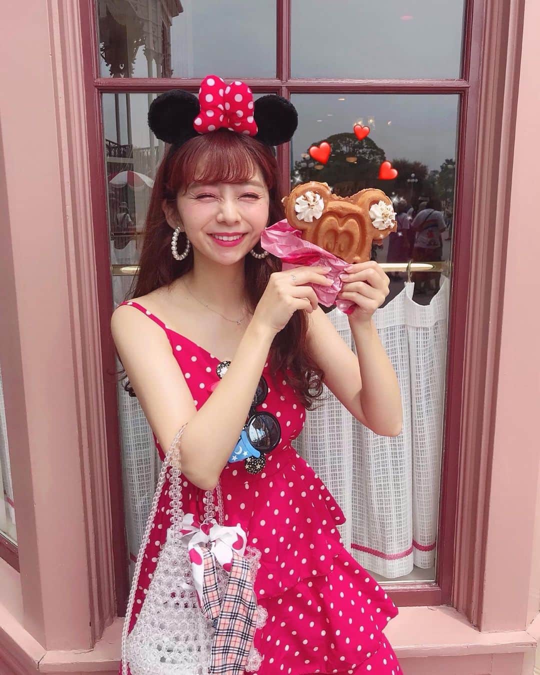 のインスタグラム：「❤︎ . 昨日のディズニーで ミニーちゃんコーデしたよ🌈 . 髪色もメイクも赤に💄* . 夏ディズニー暑いけど 最高に楽しかった🤤❤️ . . #ディズニーコーデ #ミニーちゃん #ミッキーワッフル #東京ディズニーランド #ディズニーバウンド #ミニーちゃんコーデ #ミニーコーデ #ディズニーランド #ディズニー #tdl #ドットワンピース #ドットワンピ #お気に入りコーデ #私服 #笑顔 #笑顔が一番 #tokyodisneyland」