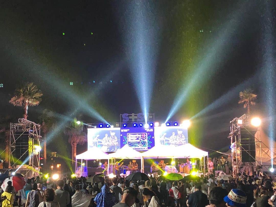 のインスタグラム：「YOUR SONG IS GOOD で韓国チェジュ島のフェス『stepping stone festival』に行ってきました。 韓国のオーディエンスはめちゃくちゃ熱くて、客先にでっかいサークルモッシュ？！が起こってたり、日本とは違う盛り上がりと楽しみ方をしてるのが新鮮でした！！ほんと良いライブだったなぁ。次はソウルでもライブしたい！！ #yoursongisgood #steppingstonefestival  #jejuisland」