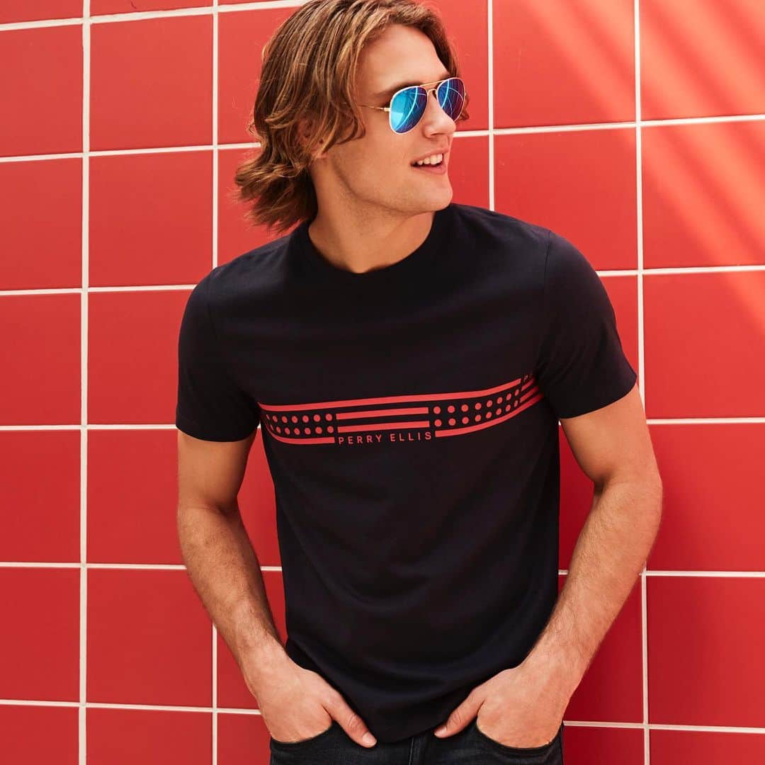 ペリーエリスのインスタグラム：「New tees that'll turn heads. Link in bio. #PerryEllis #LifeReadySince1976」