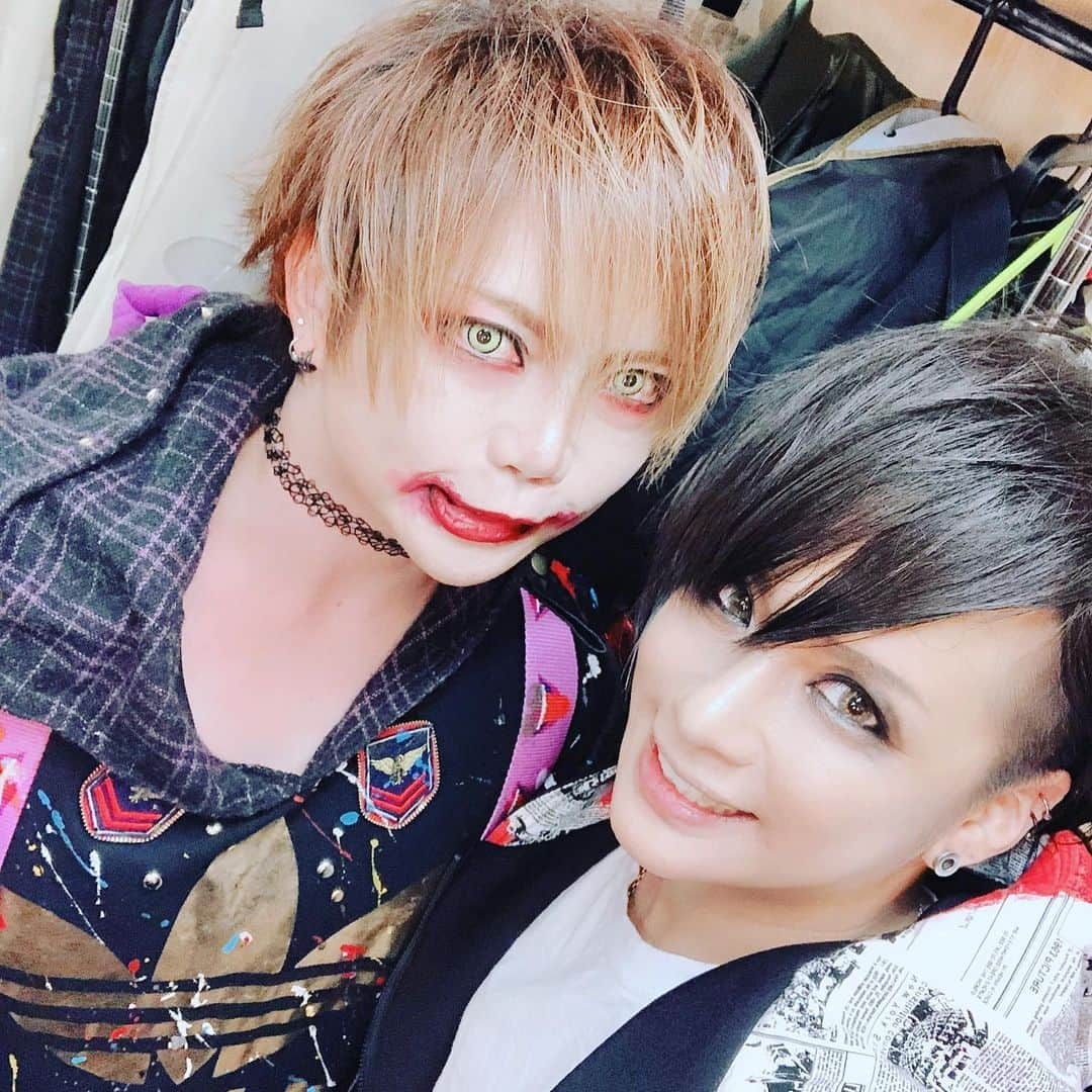 ちょび さんのインスタグラム写真 - (ちょび Instagram)「やっとYUKIさんと撮れたー！ ありがとうございました！( °◡͐° ) #LIRAIZO #TheGuzmania」7月14日 23時41分 - chobi_bass