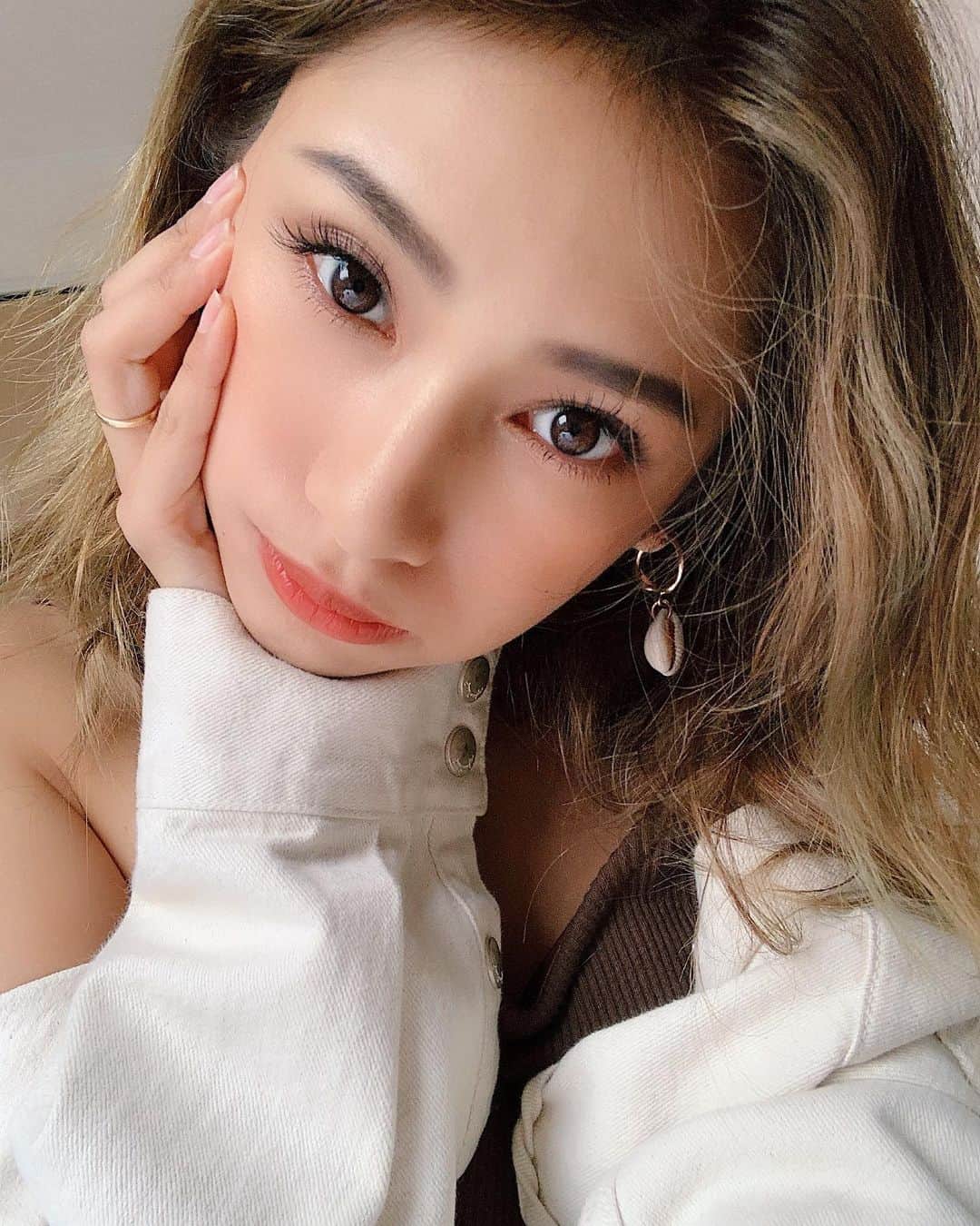 新井ニーニャのインスタグラム：「🦋 Thank u @it_405  大丈夫！出来る！って 言い聞かせて、行動する。 自信がなくちゃ何も始まらない  自信はどこから付けるの？と よく聞かれるけれど 私も昔は全然なかった。  だからこそ、たくさん自己投資をした。 人と会って、話して、 本を読んで、知識を増やして、 時には自分のために、美味しいものを食べ ニュースを欠かさず見て、世の中を知り 美容にお金を使い ボディメンテナンスにお金を使い 浪費するのではなく 自分の自信のためにお金を使った。  いつの間にか、自信がついた。 根拠のない自信だけど たくさんの人を幸せにする自信もあるし たくさんの人を救いたいし、出来る自信もある  私の考え方って 多数派の考え方じゃないかもしれないし 理解出来ないって言われたことも何度もある それでも自分が思うことは大事にしたいし 感性を人に潰されたくない だから、自分で行動する。  と、話逸れますがまつエクなおしたよ🌹  私のデザインでつけてくれた方のSNS見ると、とっても嬉しい〜〜！！！ニーニャのインスタを見て予約すると500円オフにしてくれるので、使ってね🙋‍♀️❤️ . 毛質☞フラットラッシュ レシピ☞目尻から14mm,13mm,12mm  まいさん( @it405_mai )、いつもありがとうございます🥺💓 #まつエクデザイン #キャッツアイ #キャッツまつエク #セクシーアイ #目尻長め #目尻 #まつえく #マツエク #まつげ #まつげエクステ #撮影 #メンテナンス #モデル #セルフィ #モデル撮影 #アパレル #撮影モデル #BLANCA #ブランカ #フラットラッシュ #まつエク #まつエク長持ち #まつエクサロン」
