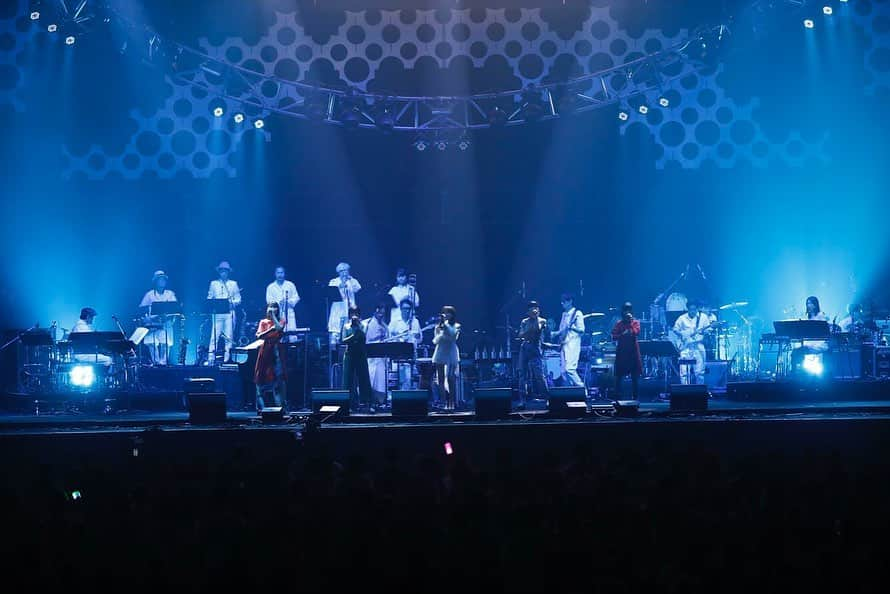 J-WAVEさんのインスタグラム写真 - (J-WAVEInstagram)「「J-WAVE LIVE 20th ANNIVERSARY EDITION」. . 夏の大型オムニバス・ライブイベント「J-WAVE LIVE」‼️. 2日目の7月14日（日）、3番目にステージに立ったLittle Glee Monsterのオフィシャル写真が到着しました📸✨✨. . Photo by Tsukasa Miyoshi (Showcase). . 【出演者】. リーガルリリー. JUJU. 大橋トリオ. Little Glee Monster. AI. KREVA. RYUJI IMAICHI. . #jwave #jwavelive #jwavelive20thanniversaryedition #ライブ #オムニバスライブ #横浜アリーナ #横アリ #ライブ写真 #littlegleemonster #リトグリ」7月14日 23時55分 - jwave813