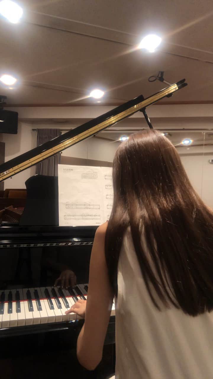 平木愛美のインスタグラム：「しずかな、おおきな、愛。 🌜  #君の名は  何十回も観た、大好きな映画の大好きなシーン、美しいかたわれどきの。 三つ葉と瀧くん。  前にちらっと載せてましたが #IGTV フルバージョンで💫 おやすみなさい  #yourname #kiminonawa #love #katawaredoki #anime #piano #manamipiano #love #愛美ぴあの #かたわれどき #你的名字」