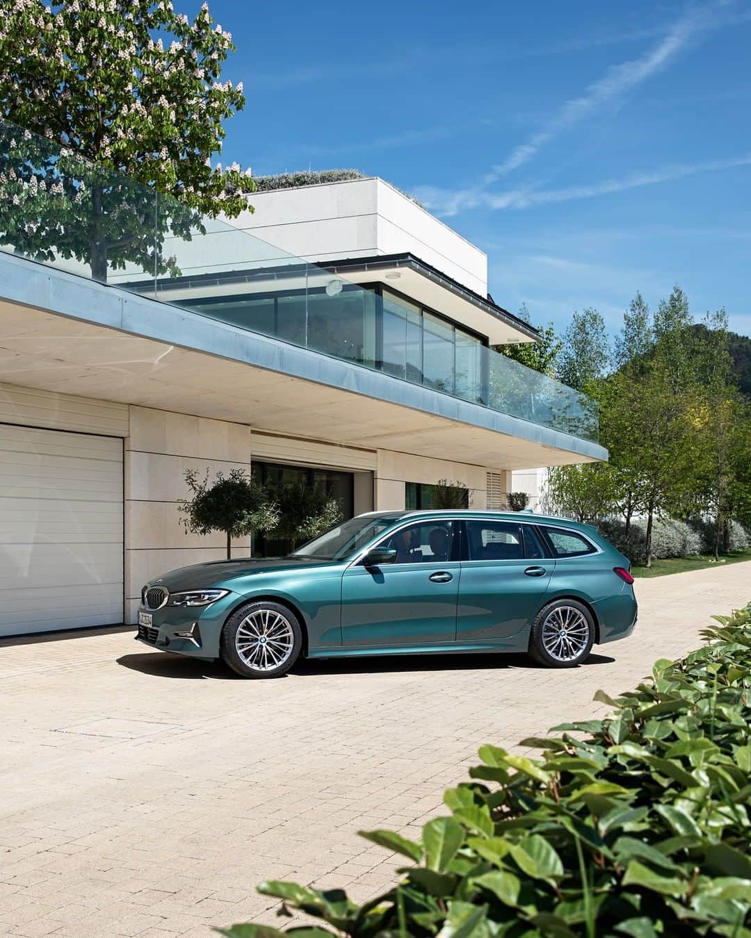BMWのインスタグラム：「Up to travel around the world. The all-new BMW 3 Series Touring. #THE3 #BMW #3Series」