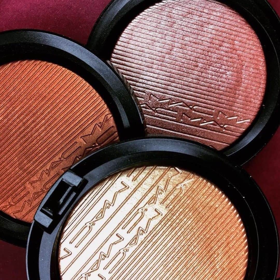 M·A·C Cosmetics Canadaさんのインスタグラム写真 - (M·A·C Cosmetics CanadaInstagram)「Our most blindingly brilliant highlight offering: Extra Dimension Skinfinish⚡️ Featured: Oh, Darling! (metallic gold), Superb (patina bronze), and Glow With It (peachy bronze)✨ Repost @maccosmetics」7月15日 0時00分 - maccosmeticscanada