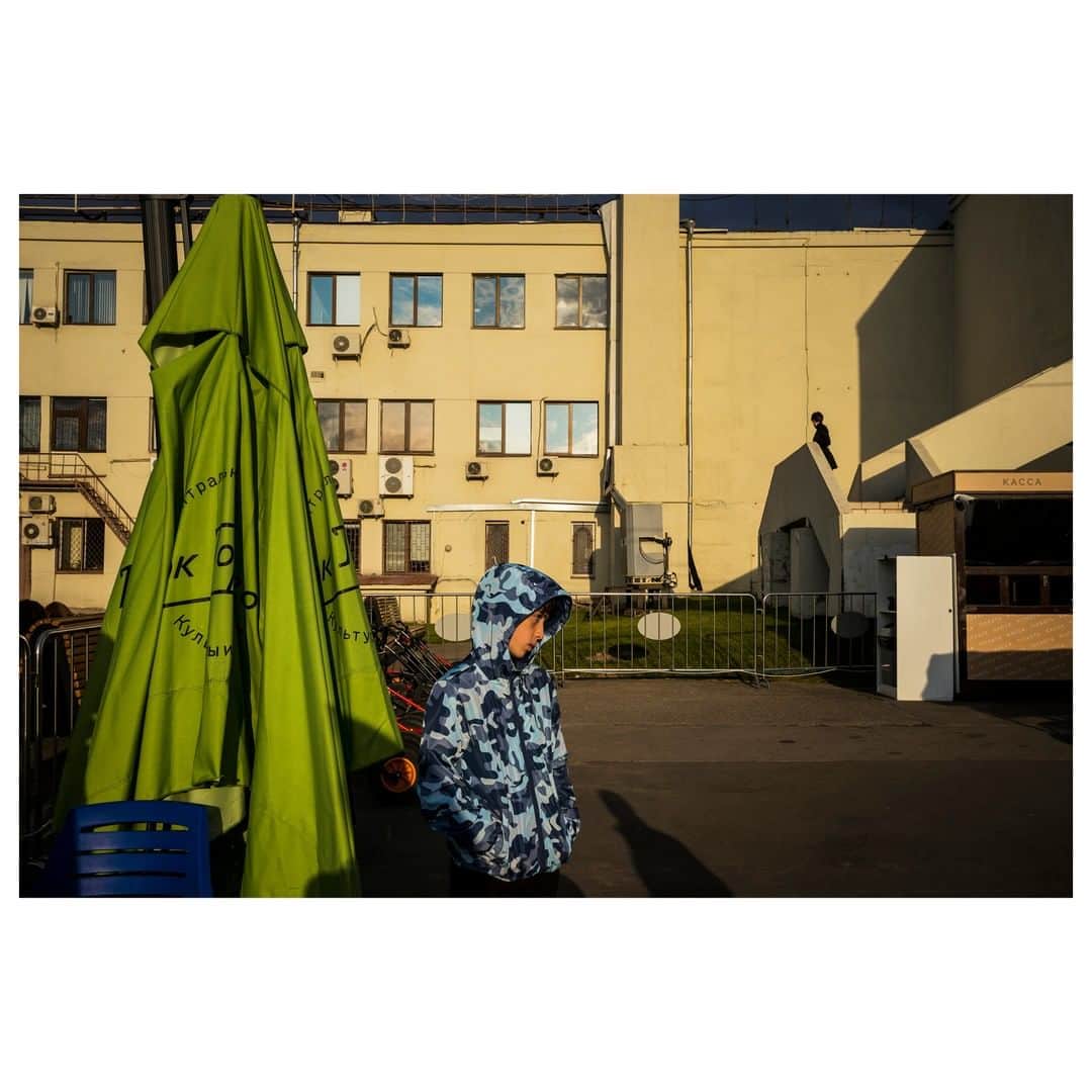 Magnum Photosさんのインスタグラム写真 - (Magnum PhotosInstagram)「For the last two weeks, Magnum photographers Alex Webb (@webb_norriswebb), @pinkhassov and @marktpower have been taking part in the Magnum Live Lab in Moscow. . Over the course of two weeks, the three photographers have been photographing modern Moscow and its inhabitants, editing and printing the work on site at the Museum of Architecture alongside curator Nina Gomiashvili. An exhibition of the work they are shooting is developing in real time in the hall. . The results of Magnum Live Lab will be on display in a final exhibition curated by Nina Gomiashvili from July 16 to September 1, 2019 at Schusev State Museum of Architecture. . You can see more of Webb’s work from the last two weeks on Instagram: @webb_norriswebb. . PHOTO: Near Moscow River. Russia. July, 2019. . © #AlexWebb(@webb_norriswebb)/#MagnumPhotos . #MagnumLiveLab19 @magnumlivelab19」7月15日 0時00分 - magnumphotos