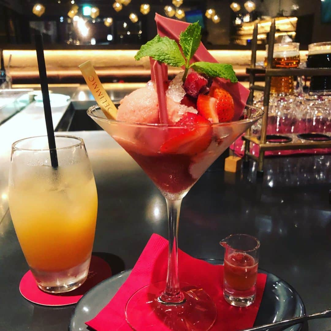 世手子さんのインスタグラム写真 - (世手子Instagram)「Perfect for adult dating(๑ˇ3ˇ๑) Pair with craft beer🍺∩(´^ヮ^｀)∩🍺 The dessert is Pâtisserie & Café DEL'IMMO's chocolatier full-fledged parfait(*ﾉ･ω･)ﾉ⌒。🍫 (∀｀*)ゞ Everyone,good comments thanks(/ω＼) https://item.woomy.me/c/51008 @beerandinfo #246aoyamabrewery を堪能してきたょ！  #テイスティングフライト もハートで可愛かったっっ ハンバーガーとポテトも美味しかった☆°｡⋆⸜(* ॑꒳ ॑* )⸝ #チョコレートの変態 で知られる @eguchikazuaki #江口和明 シェフの @de_limmo #delimmo #ホワイトルビーストロベリー 食べたょｖ（=＾0＾=）ｖ 美味しかった✧( ु•⌄• )◞◟( •⌄• ू )✧ 幸せ❤ #ビアランド246  @naturalcouture_official のイヤリング付けてお出かけꉂ(σ▰˃̶̀ꇴ˂̶́)σ✧ 外苑前 ビアランドで検索してね(*๓´╰╯`๓)♡ Casting by @woomy.restaurant」7月15日 0時00分 - rojide