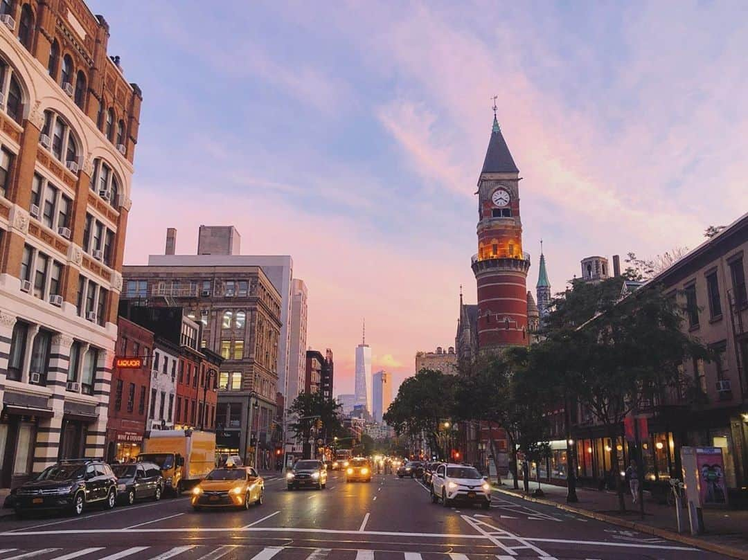 C.O. Bigelowさんのインスタグラム写真 - (C.O. BigelowInstagram)「Life in the dreamscape 💭 Cotton candy skies are our #ForeverMood 🍬 🍬 🍬⠀⠀⠀⠀⠀⠀⠀⠀⠀ ⠀⠀⠀⠀⠀⠀⠀⠀⠀ | 📷@hattoritori ⠀⠀⠀⠀⠀⠀⠀⠀⠀ ⠀⠀⠀⠀⠀⠀⠀⠀⠀ #jeffersonmarketlibrary #6thave #sixthavenue #westvillage #westvillagelife #greenwichvillage #manhattan #nyc #newyorkcity #nycviews #nyclife #shootnyc #capturenyc #ilovenyc #nycshots #iwalkedthisstreet #darlingdaily #prettylittletrips #createexplore #passionpassport #postcardplaces #wanderlust #urbanexplorer #prettycitynewyork #mytinyatlas #iamatraveler #streeteasyfinds #chasing_facades #theprettycities」7月15日 0時00分 - cobigelow