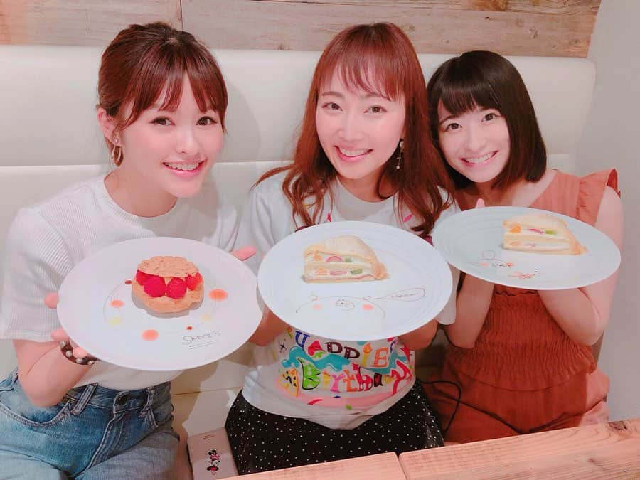 木南清香さんのインスタグラム写真 - (木南清香Instagram)「🎂💕 ・ ・ 7月13日にお誕生日を迎え、 無事に38歳になりました🎂 当日は地元大阪の#梅田芸術劇場 にて、 #LesMisérables 2回公演に出演させてきただき、 とても嬉しく、光栄でした🇫🇷 ・ 終演後には、、 7月12日にお誕生日の @ryunosuke_onoda とともに 大好きな仲間にお祝いしていただき 幸せな誕生日を過ごしました🎂 ・ 公演中ということもあり、 お誕生日プレゼントやお手紙も 本当にたくさんいただき、 感謝の気持ちでいっぱいです。 本当にありがとうございます😭 『38』という数字には特に思い入れがあるので❣️ 38歳も笑顔溢れる1年にしたいと思います🌈 ・ #🎂 #happybirthdaytome #感謝 #ありがとうございます ・ （写真順・敬称略🙇🏻‍♀️） #昆夏美#唯月ふうか#斎藤司#華花 #小野田龍之介 #木南清香」7月15日 0時01分 - kinami_sayaka