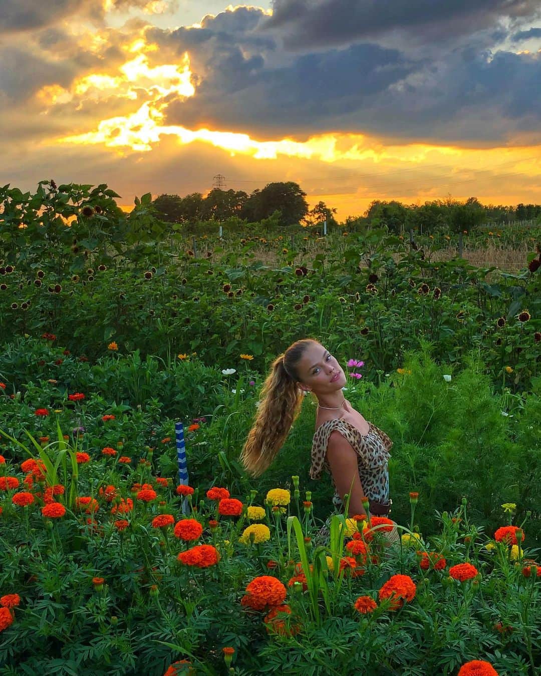 ニーナ・アグダルのインスタグラム：「Nothing beats nature’s backdrop 💙💚💛🧡」
