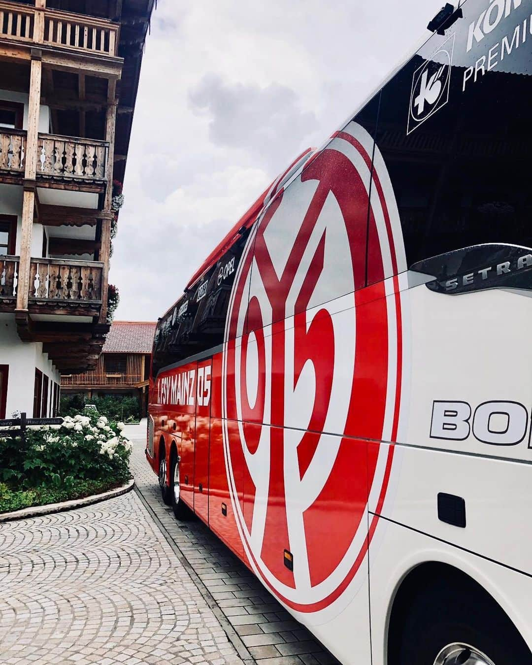 1.FSVマインツ05さんのインスタグラム写真 - (1.FSVマインツ05Instagram)「Die Vorhut ist bereits angekommen! 🚌 #Mainz05 #Trainingslager #Grassau #Chiemgau #preseason」7月15日 0時02分 - 1fsvmainz05