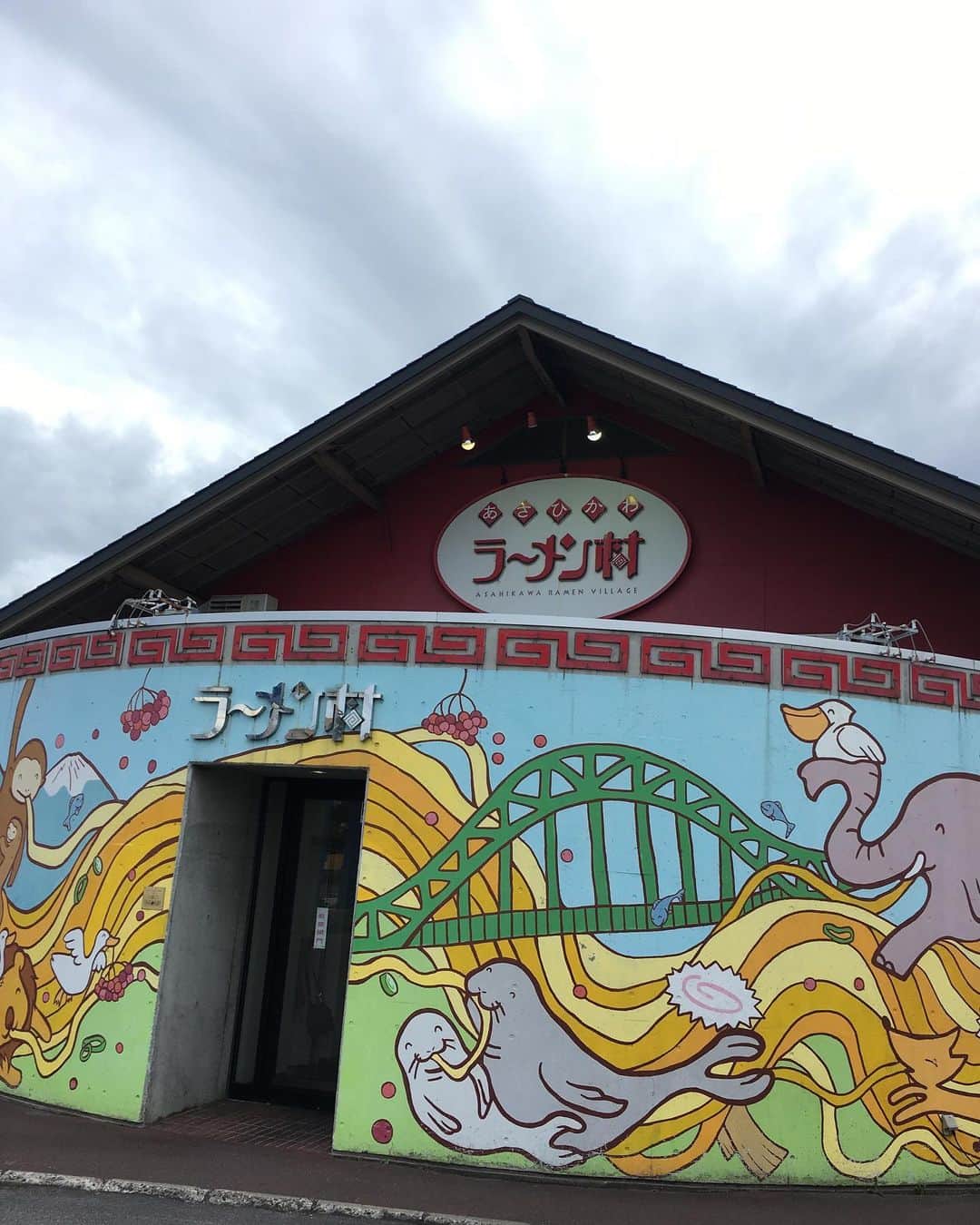 黒山健一さんのインスタグラム写真 - (黒山健一Instagram)「食の旅❗️ 北海道最後は、旭川にある…ラーメン村…に行きました❗️ いろんなラーメン屋がありましたが、天金って店に行ってみました❗️ 北海道らしく…味噌バターコーンラーメン❗️ #食の旅 #ラーメン村 #味噌バターコーン」7月15日 0時03分 - kenichi_kuroyama