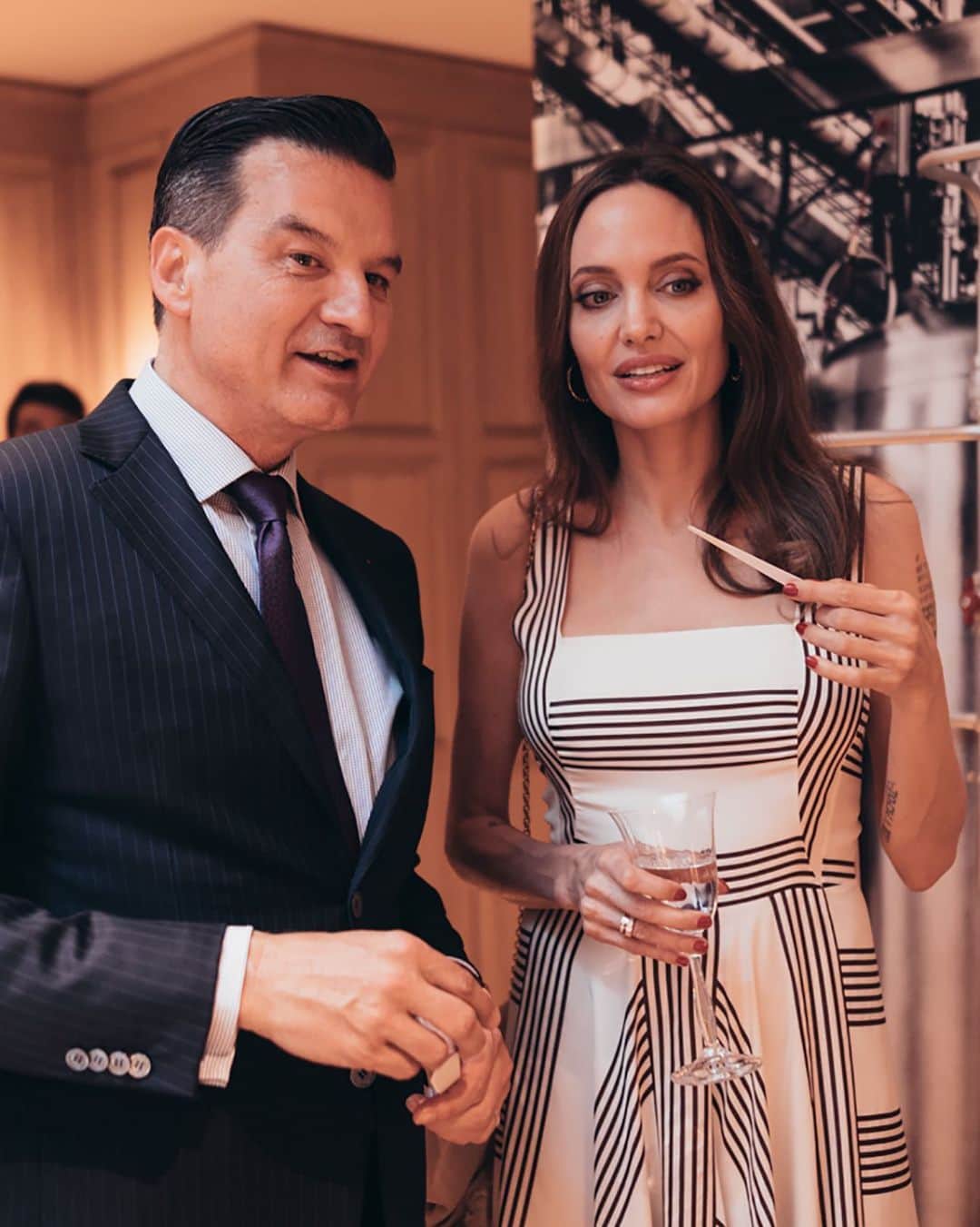 のインスタグラム：「This week, Angelina Jolie visited our flagship boutique situated 68 avenue des Champs-Élysées to meet with Guerlain Master Perfumer @thierrywasser and a select group of Guerlain guests. ⠀⠀⠀⠀⠀⠀⠀⠀⠀⠀ ⠀⠀⠀⠀⠀⠀⠀⠀⠀⠀ Since 2017, Angelina Jolie has been the muse of Mon Guerlain, the House’s new feminine fragrance, created by duo Thierry Wasser, Master Perfumer, and Delphine Jelk, Guerlain Perfumer. ⠀⠀⠀⠀⠀⠀⠀⠀⠀⠀ #guerlain #guerlainparfumeur #perfume #paris #angelinajolie」